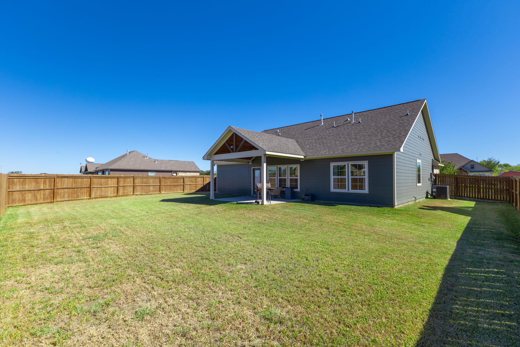 107 Fosters Branch Dr, Schulenburg, TX 78956