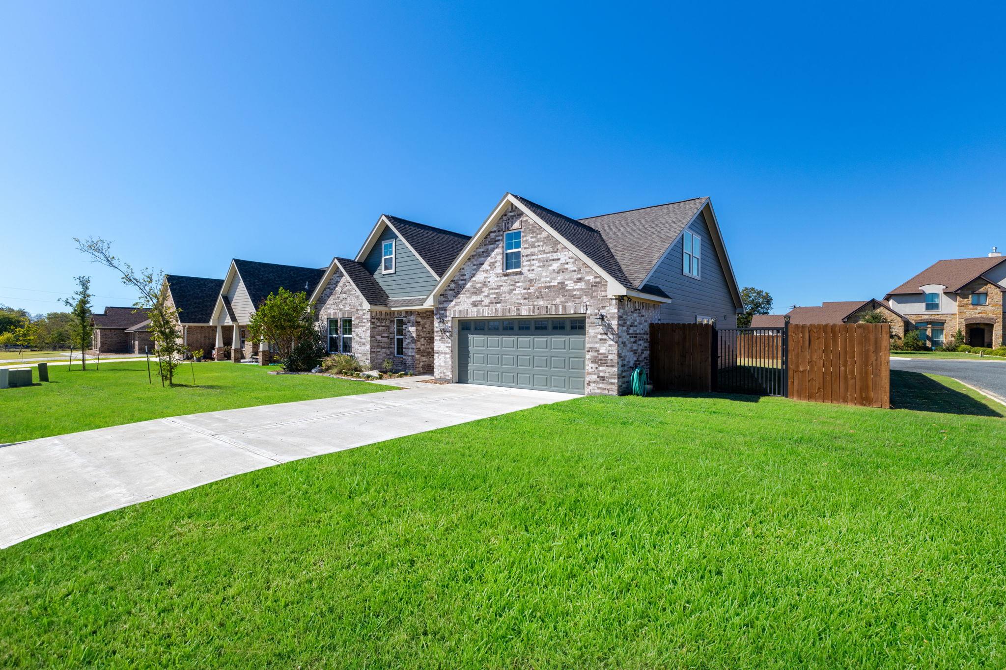 107 Fosters Branch Dr, Schulenburg, TX 78956