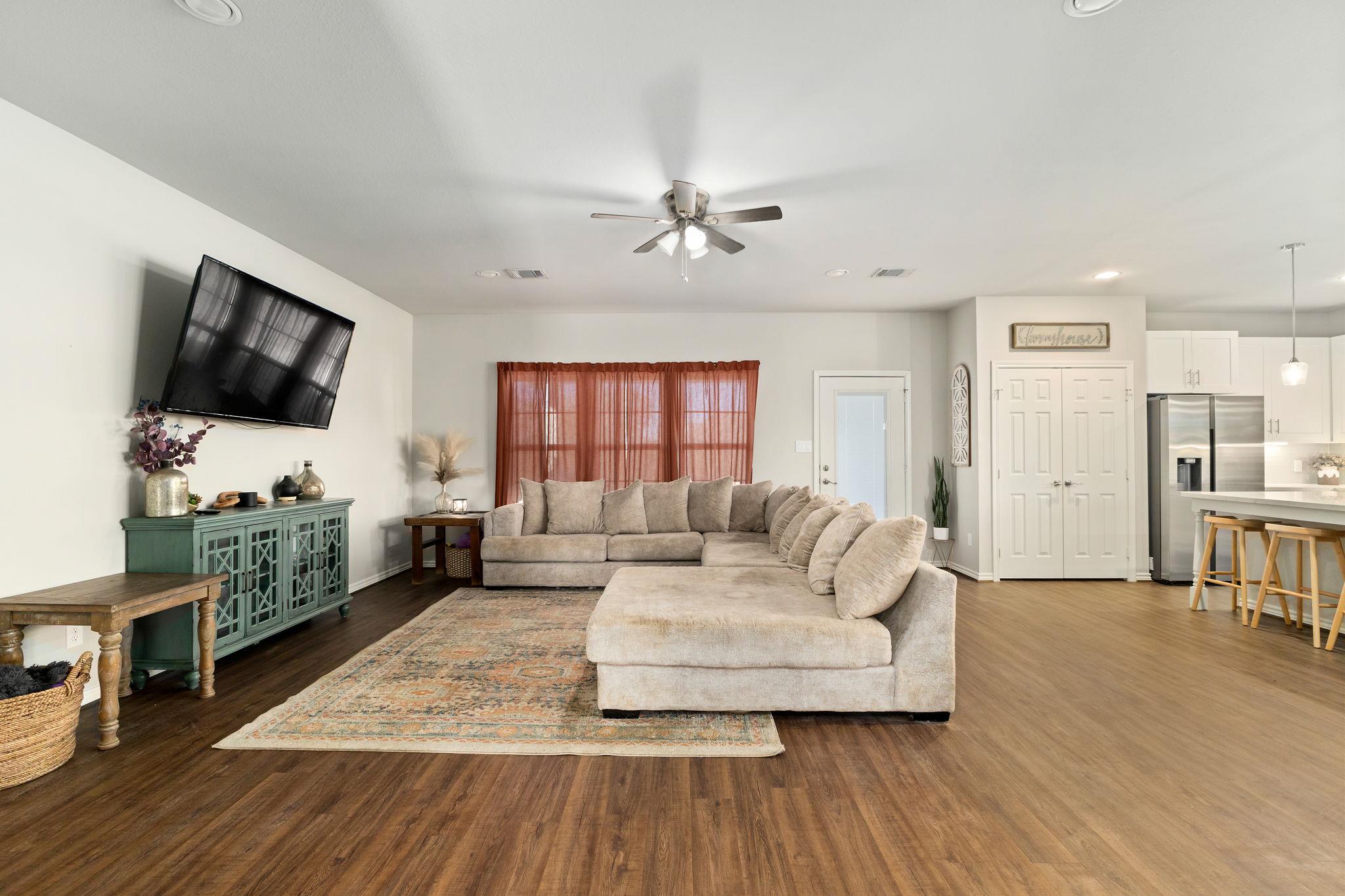 107 Fosters Branch Dr, Schulenburg, TX 78956