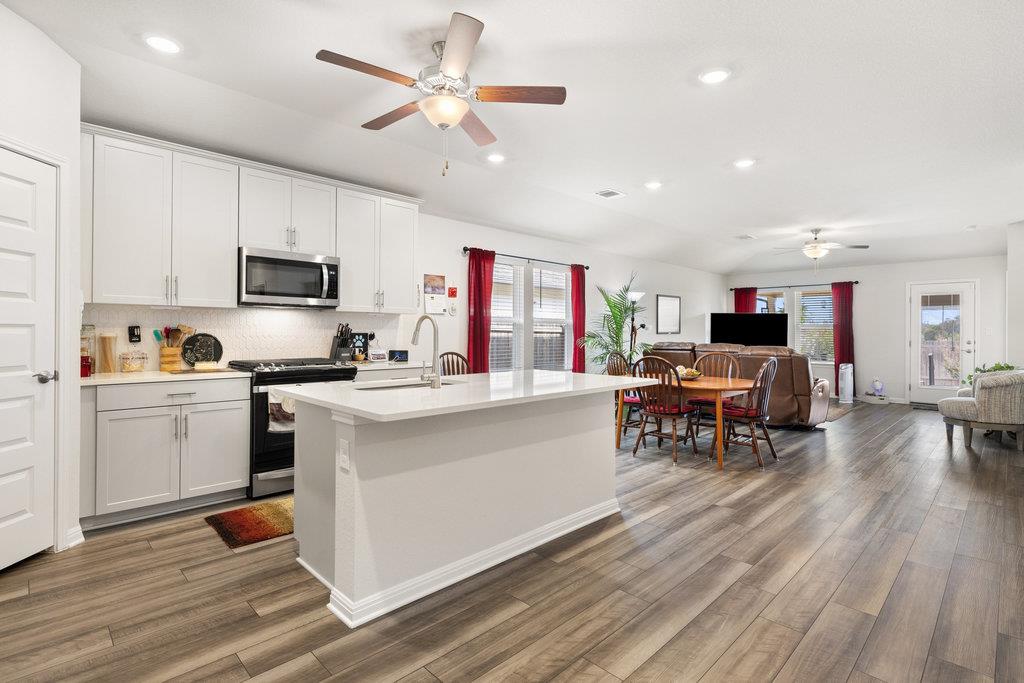 130 Greenspire Ln, Hutto, TX 78634