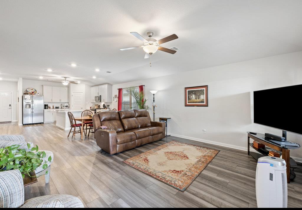 130 Greenspire Ln, Hutto, TX 78634