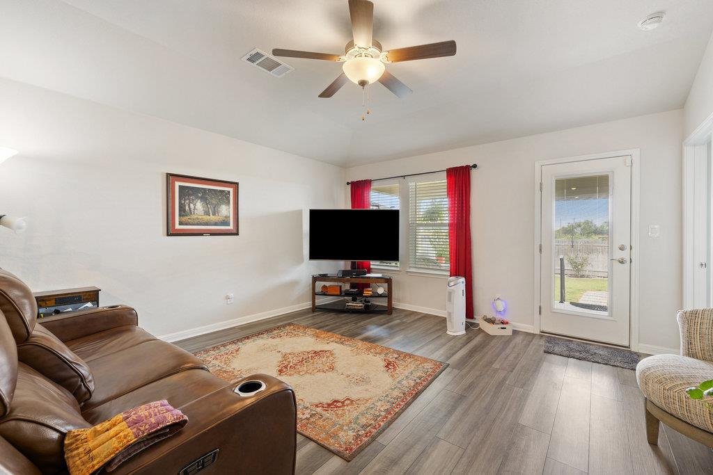 130 Greenspire Ln, Hutto, TX 78634