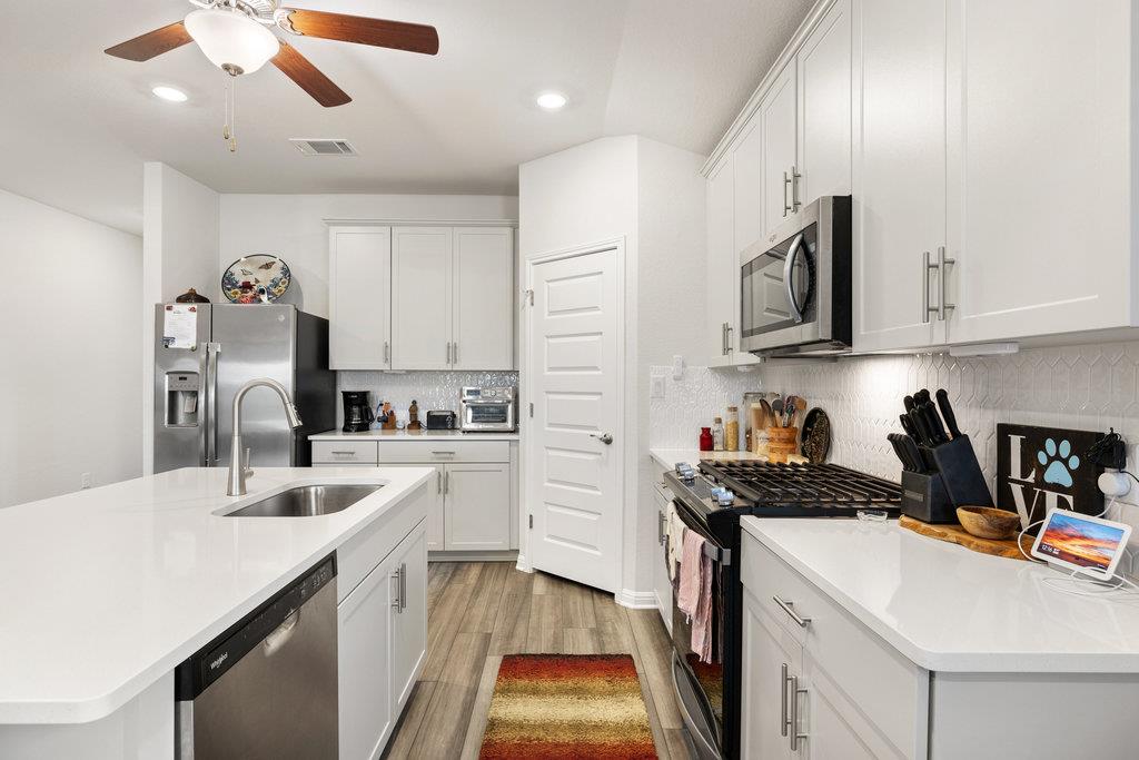 130 Greenspire Ln, Hutto, TX 78634