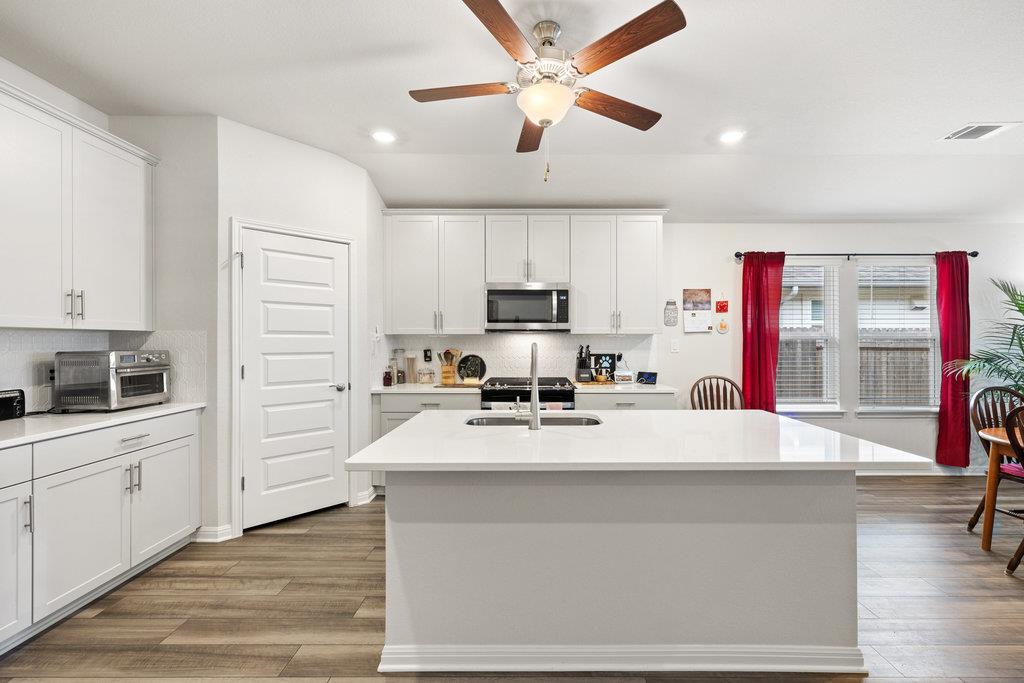 130 Greenspire Ln, Hutto, TX 78634