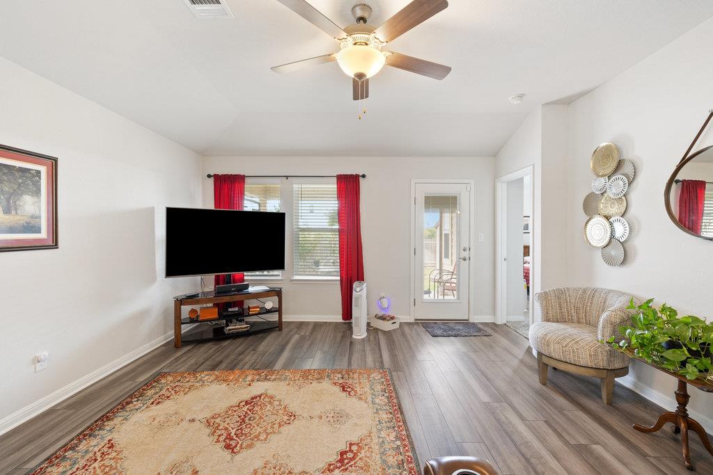 130 Greenspire Ln, Hutto, TX 78634