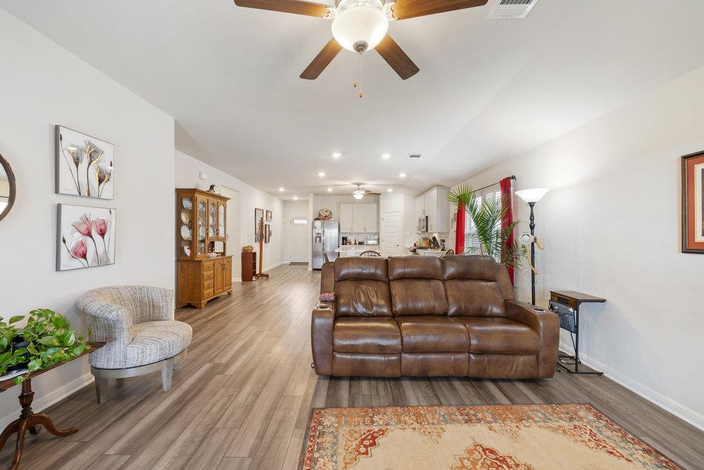 130 Greenspire Ln, Hutto, TX 78634