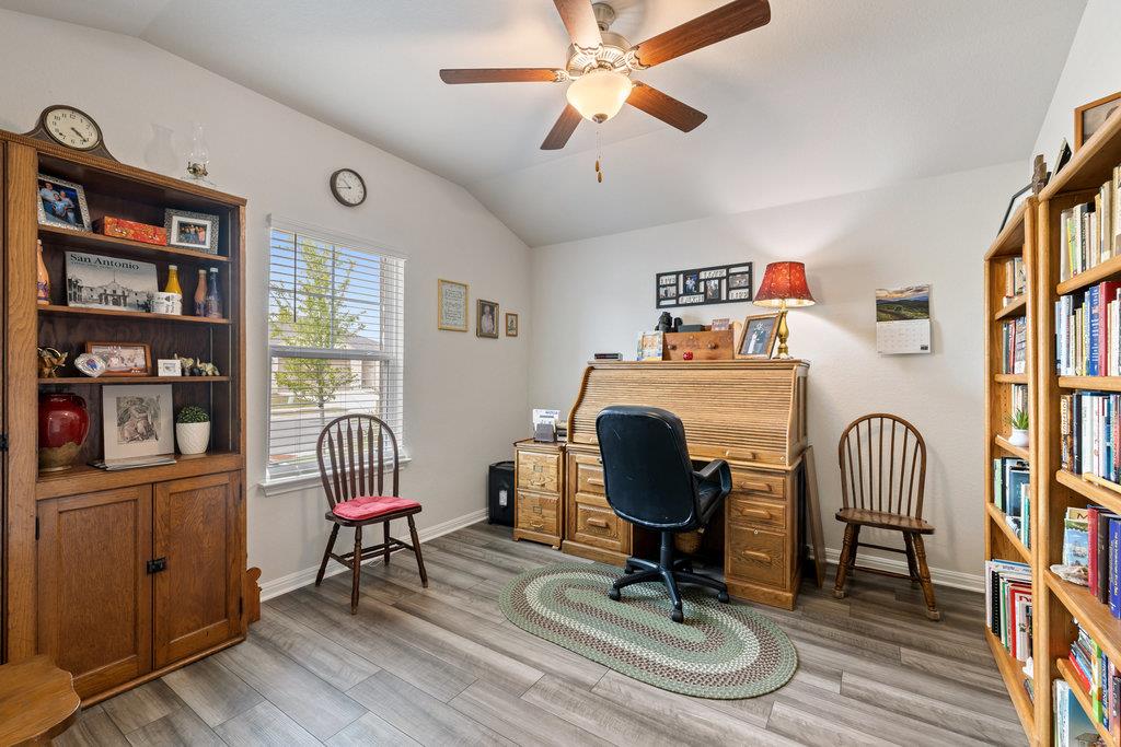 130 Greenspire Ln, Hutto, TX 78634