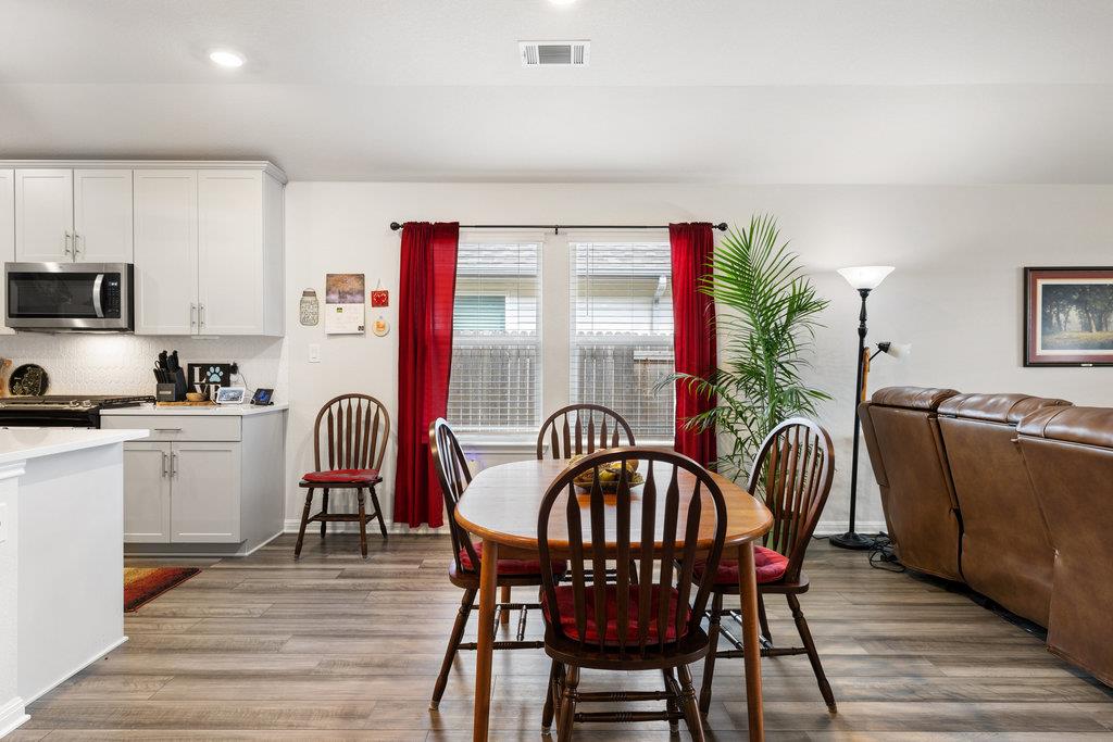 130 Greenspire Ln, Hutto, TX 78634