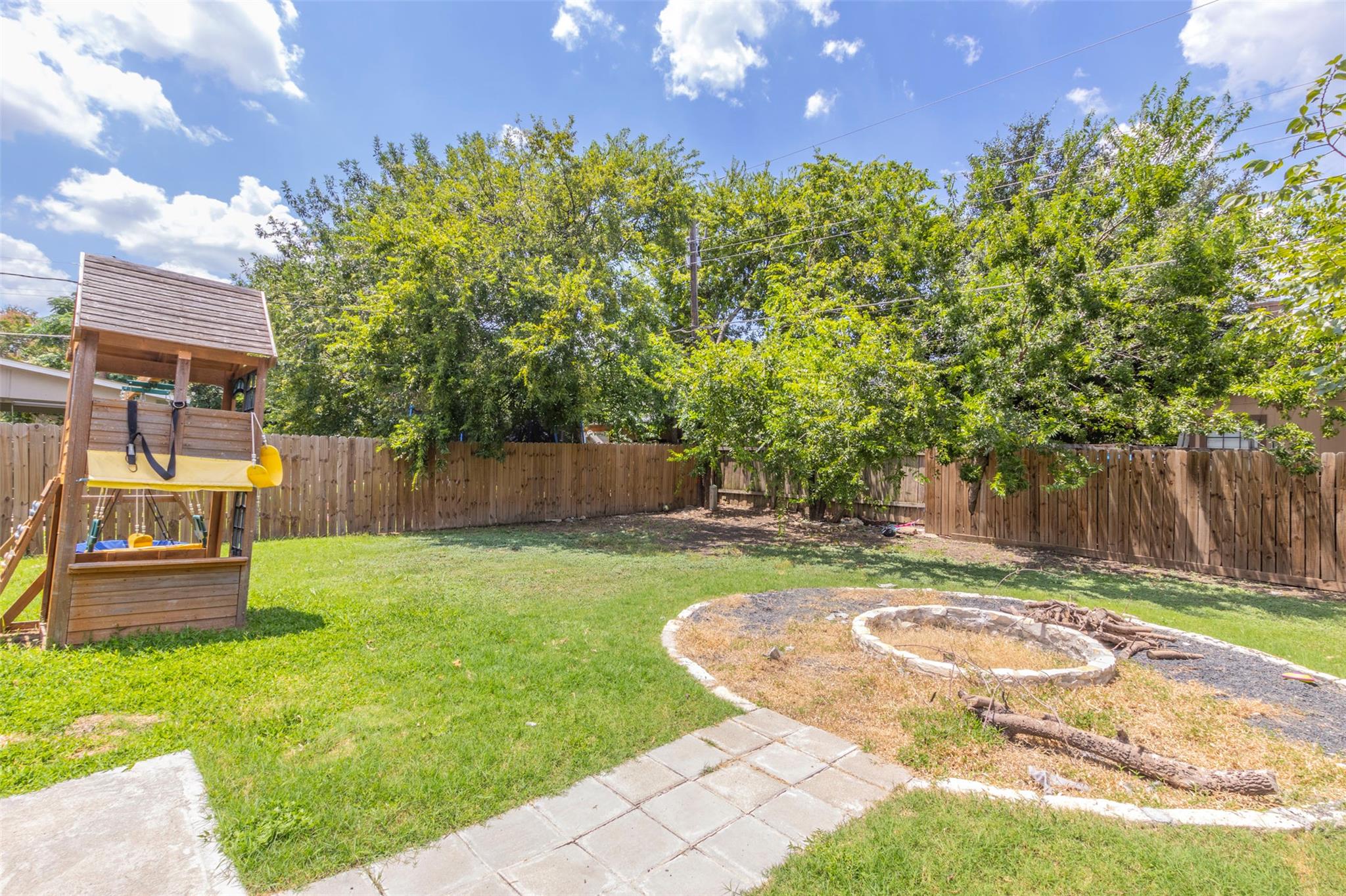 900 Lawnmont Dr, Round Rock, TX 78664