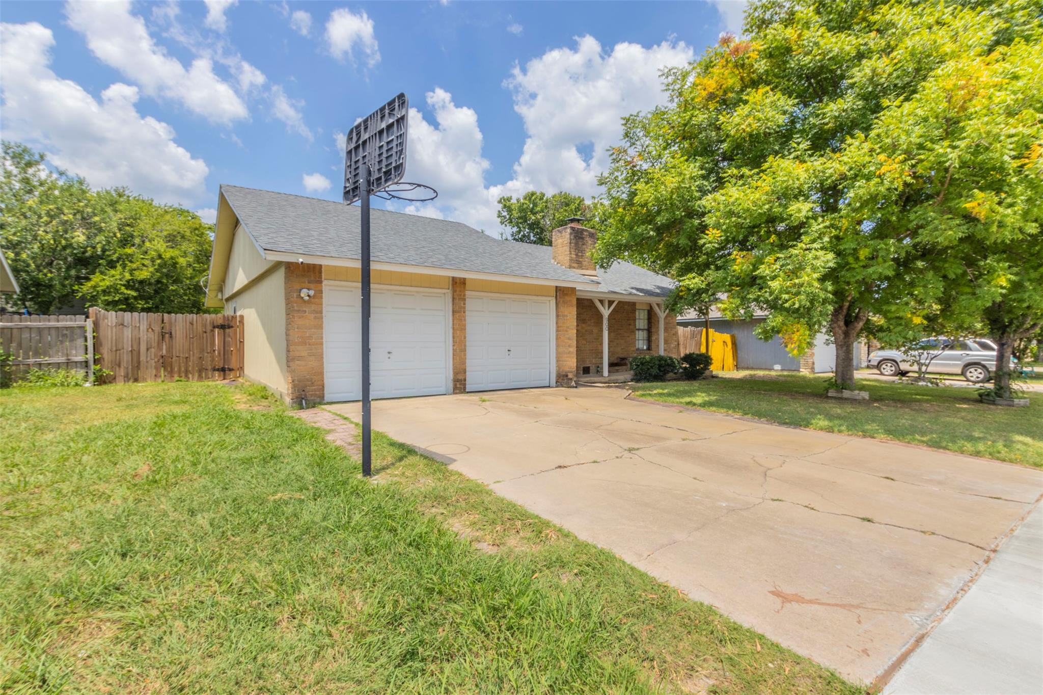 900 Lawnmont Dr, Round Rock, TX 78664