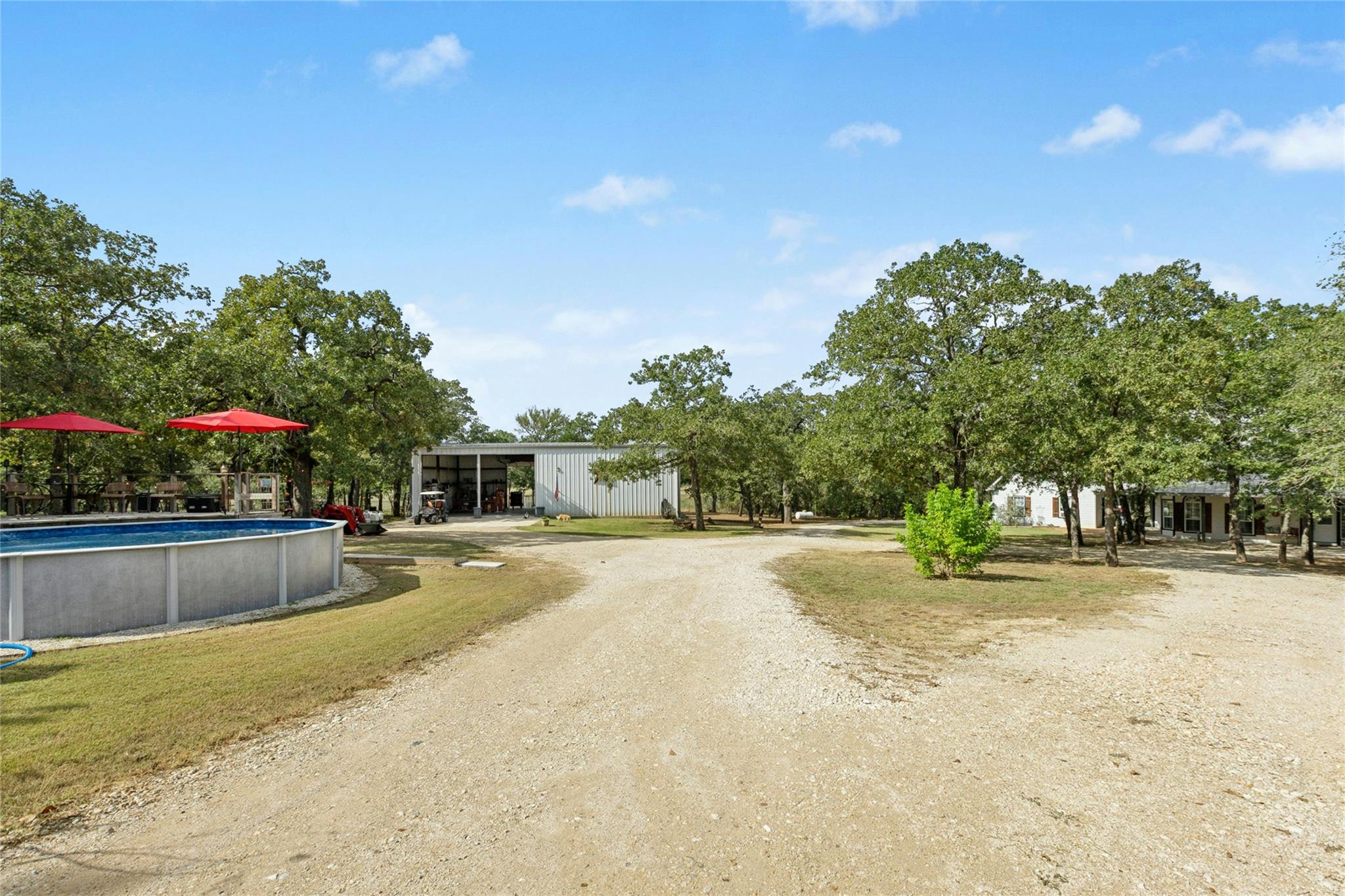 412 Woody Hollow Rd, Luling, TX 78648