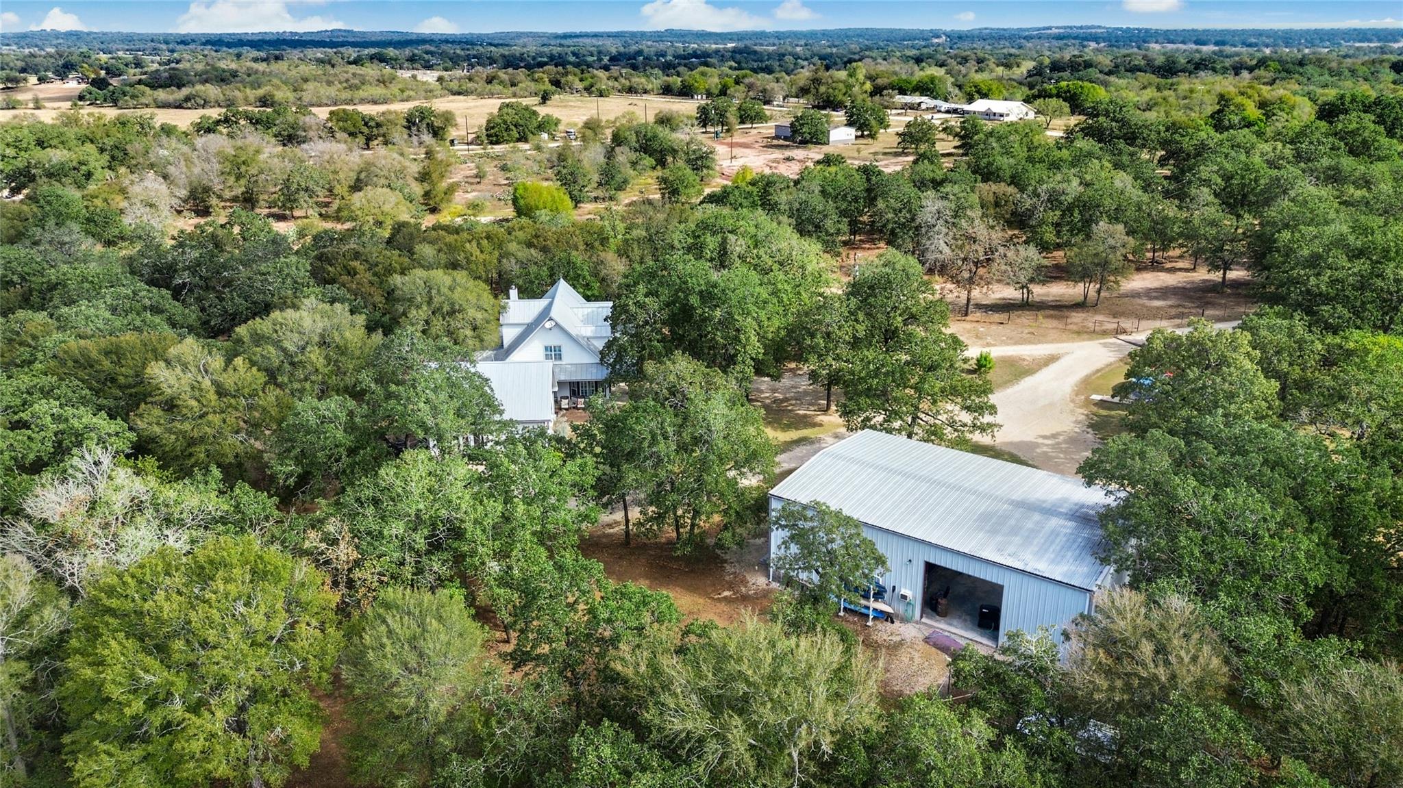 412 Woody Hollow Rd, Luling, TX 78648