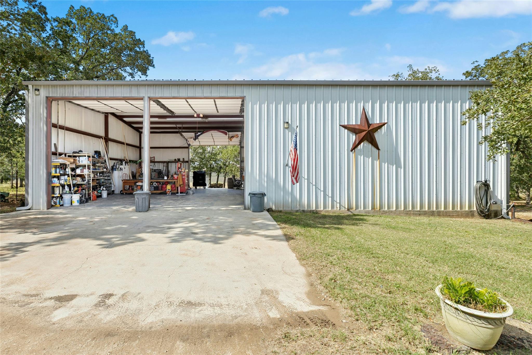 412 Woody Hollow Rd, Luling, TX 78648