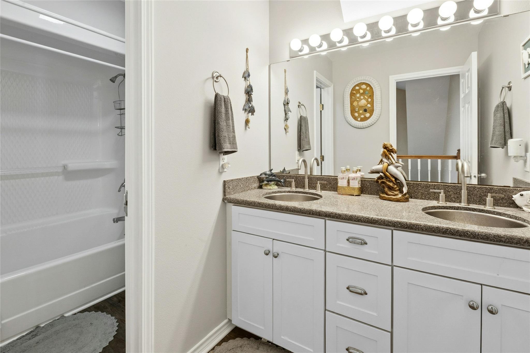 412 Woody Hollow Rd, Luling, TX 78648