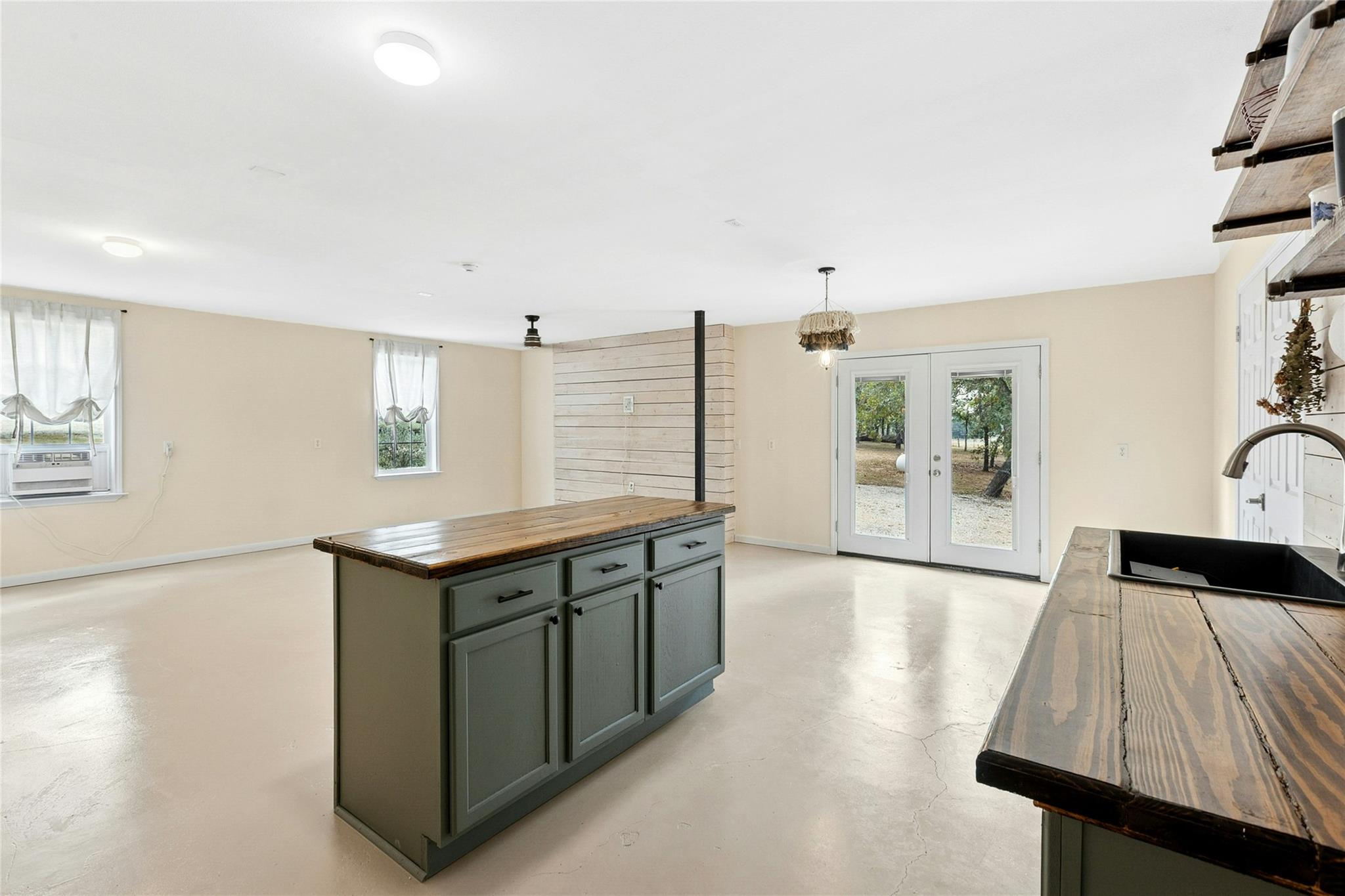 412 Woody Hollow Rd, Luling, TX 78648