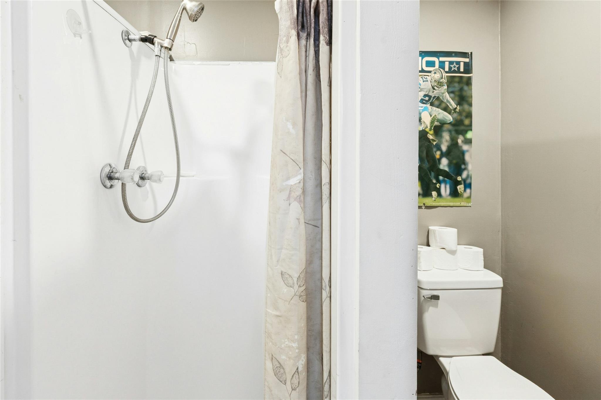 412 Woody Hollow Rd, Luling, TX 78648