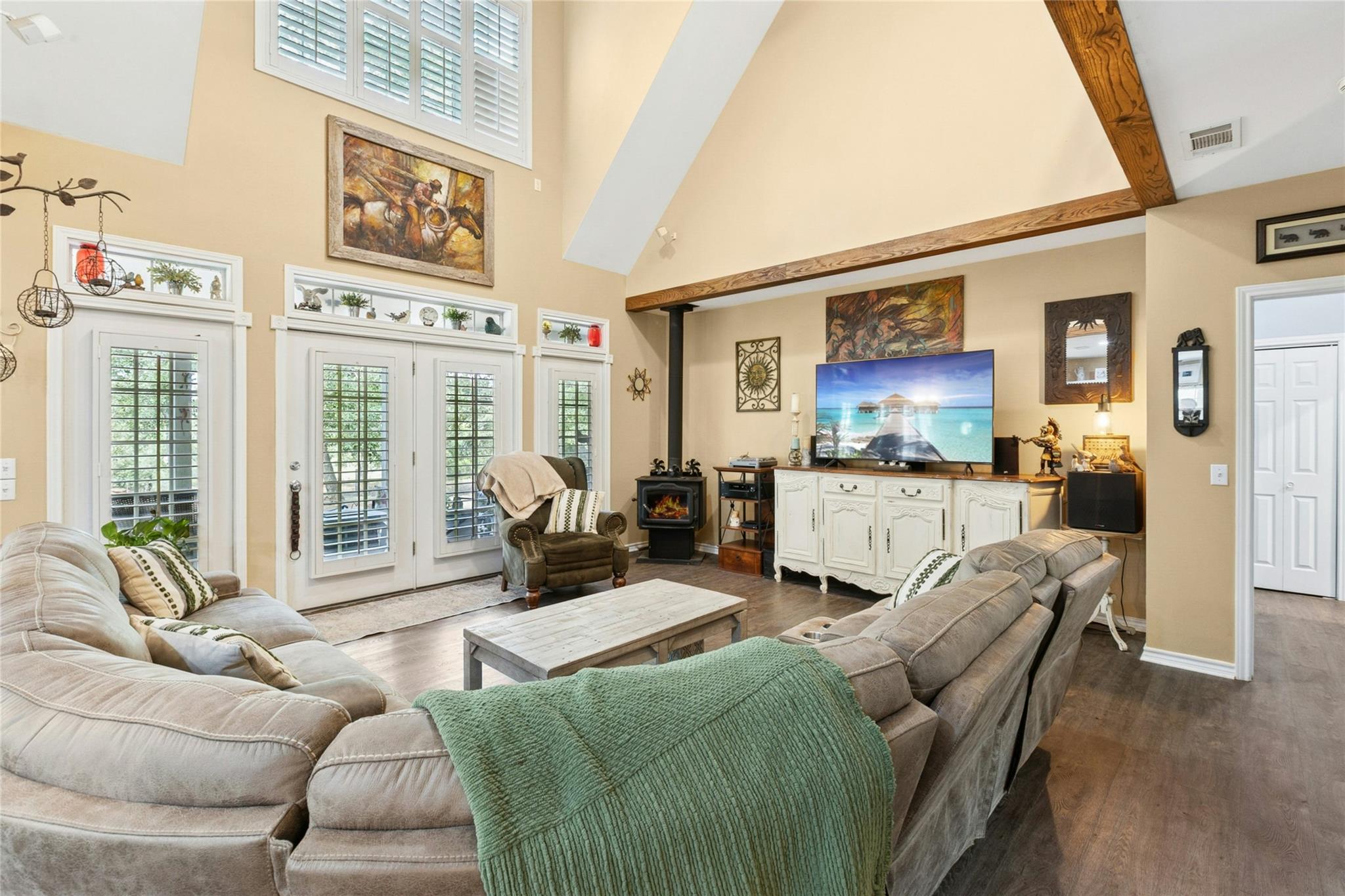 412 Woody Hollow Rd, Luling, TX 78648