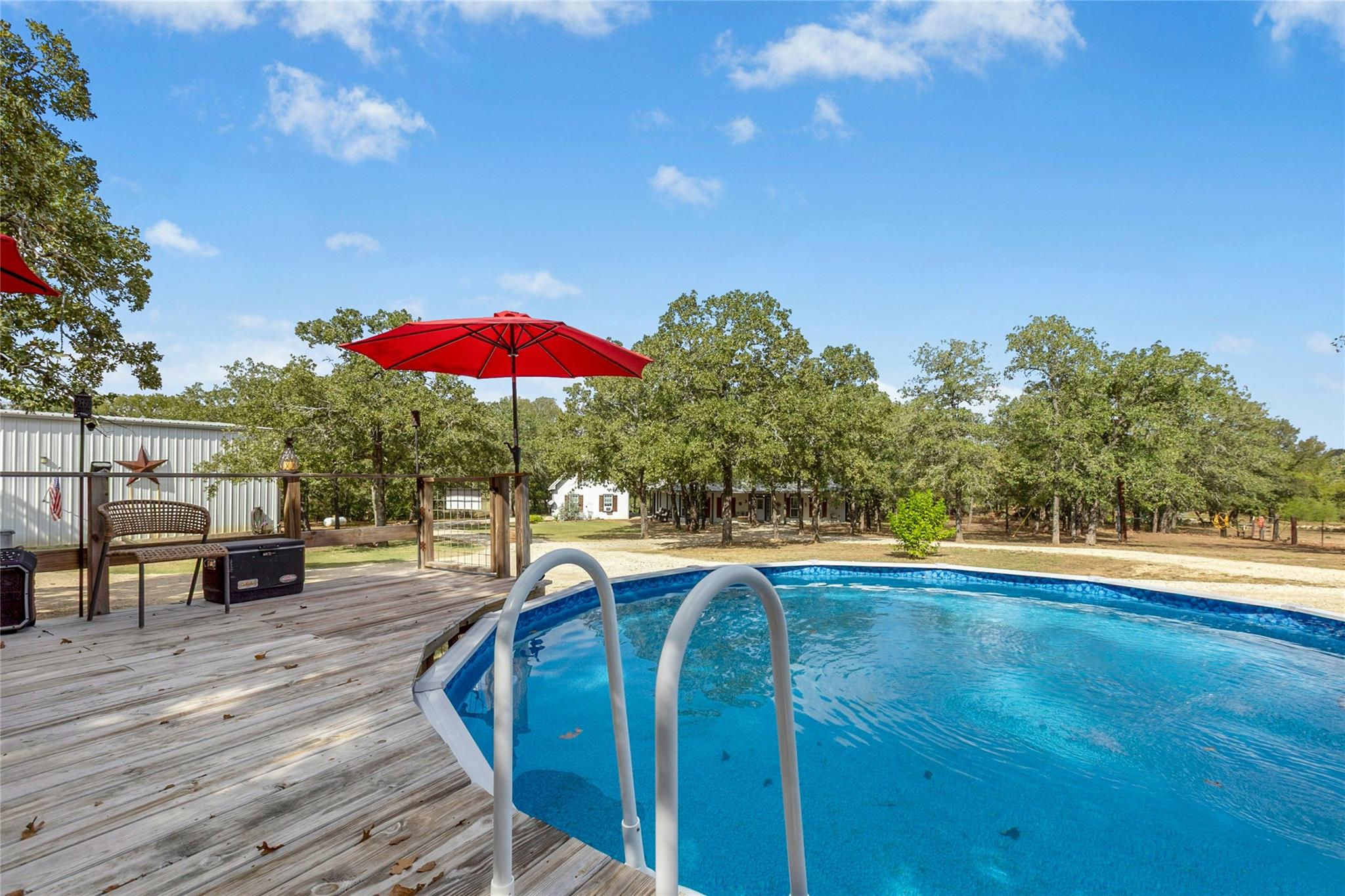 412 Woody Hollow Rd, Luling, TX 78648