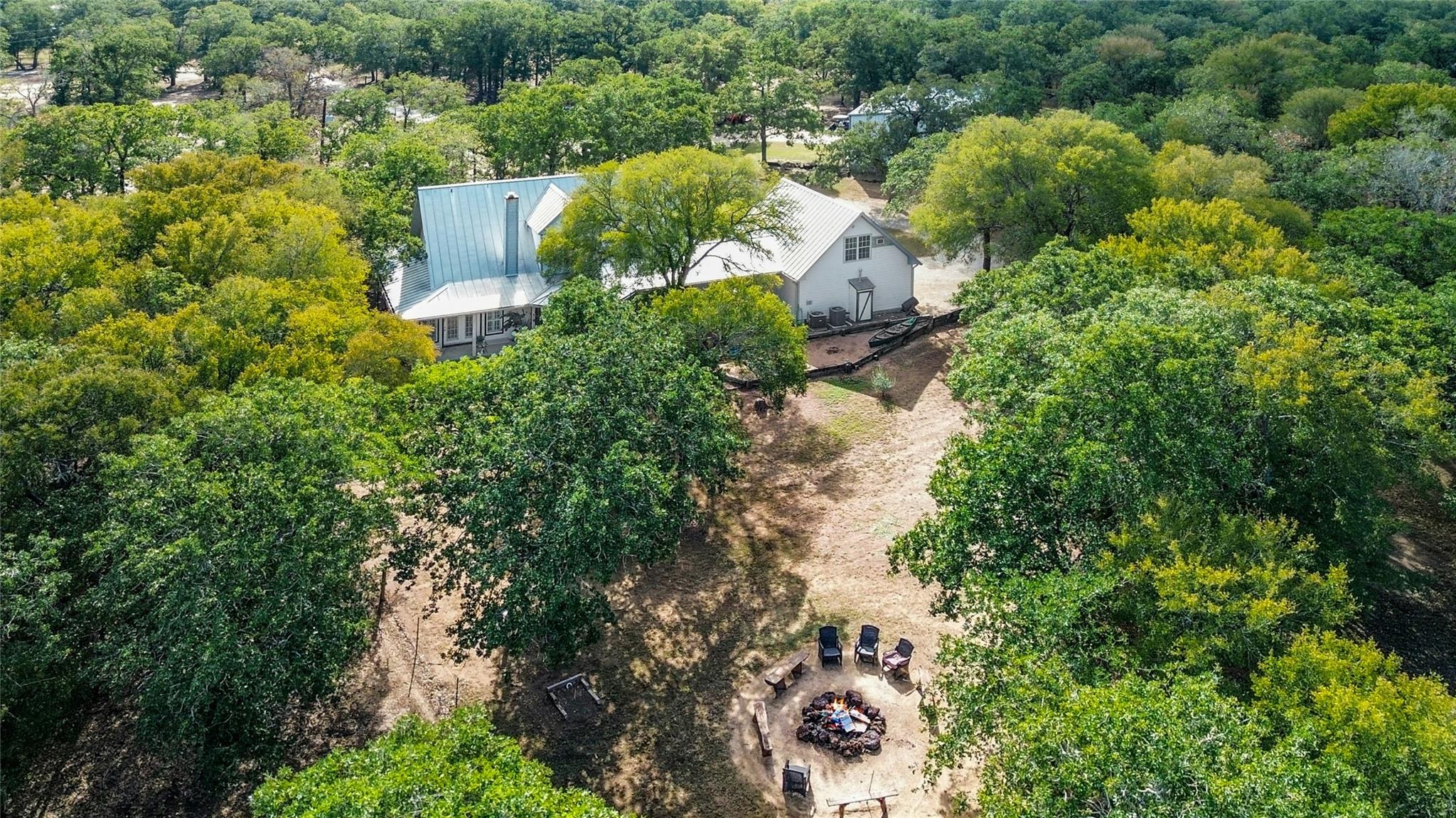 412 Woody Hollow Rd, Luling, TX 78648