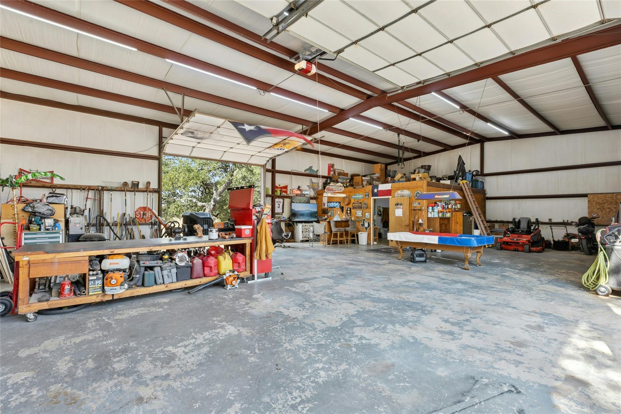412 Woody Hollow Rd, Luling, TX 78648