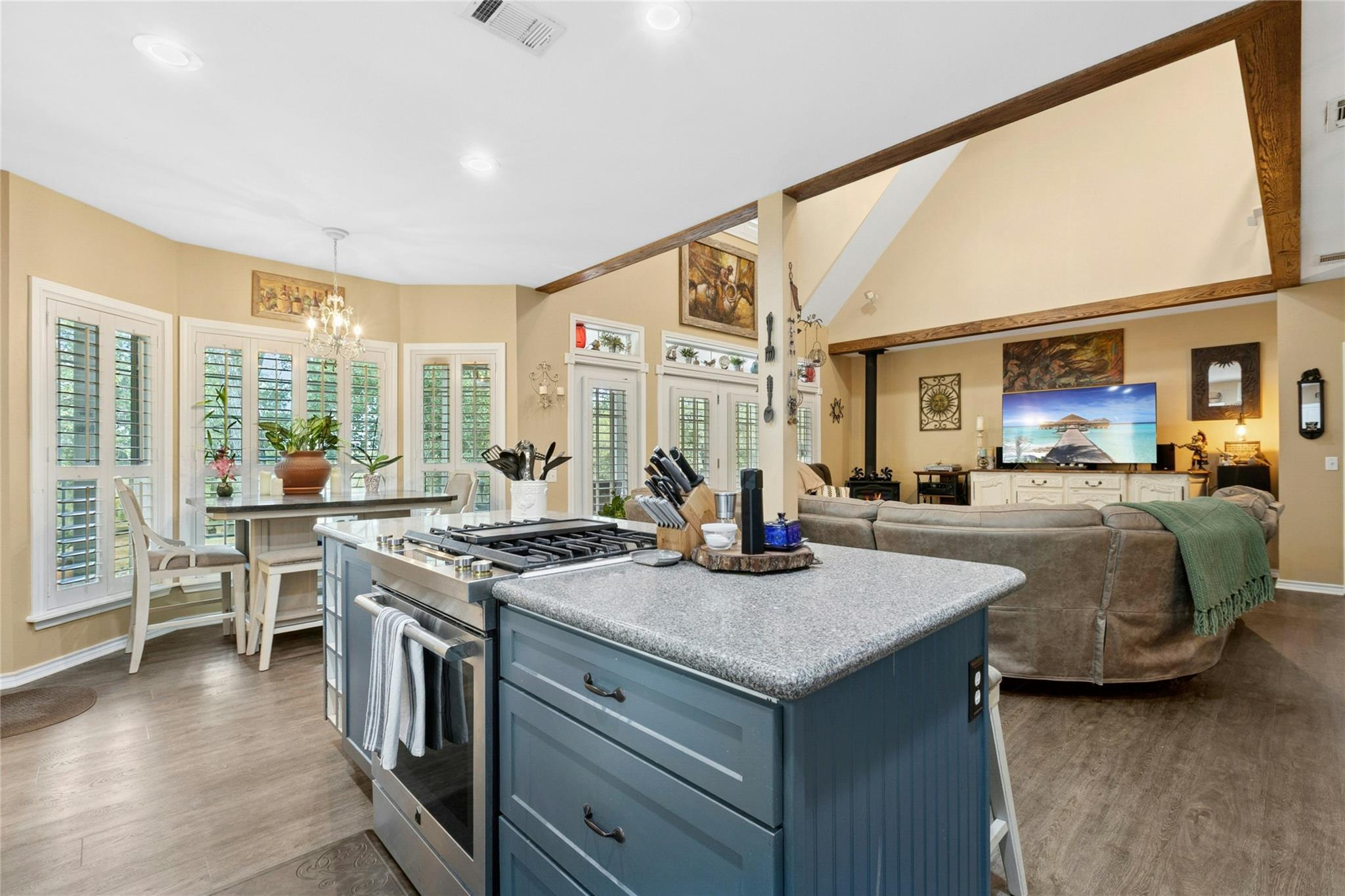 412 Woody Hollow Rd, Luling, TX 78648