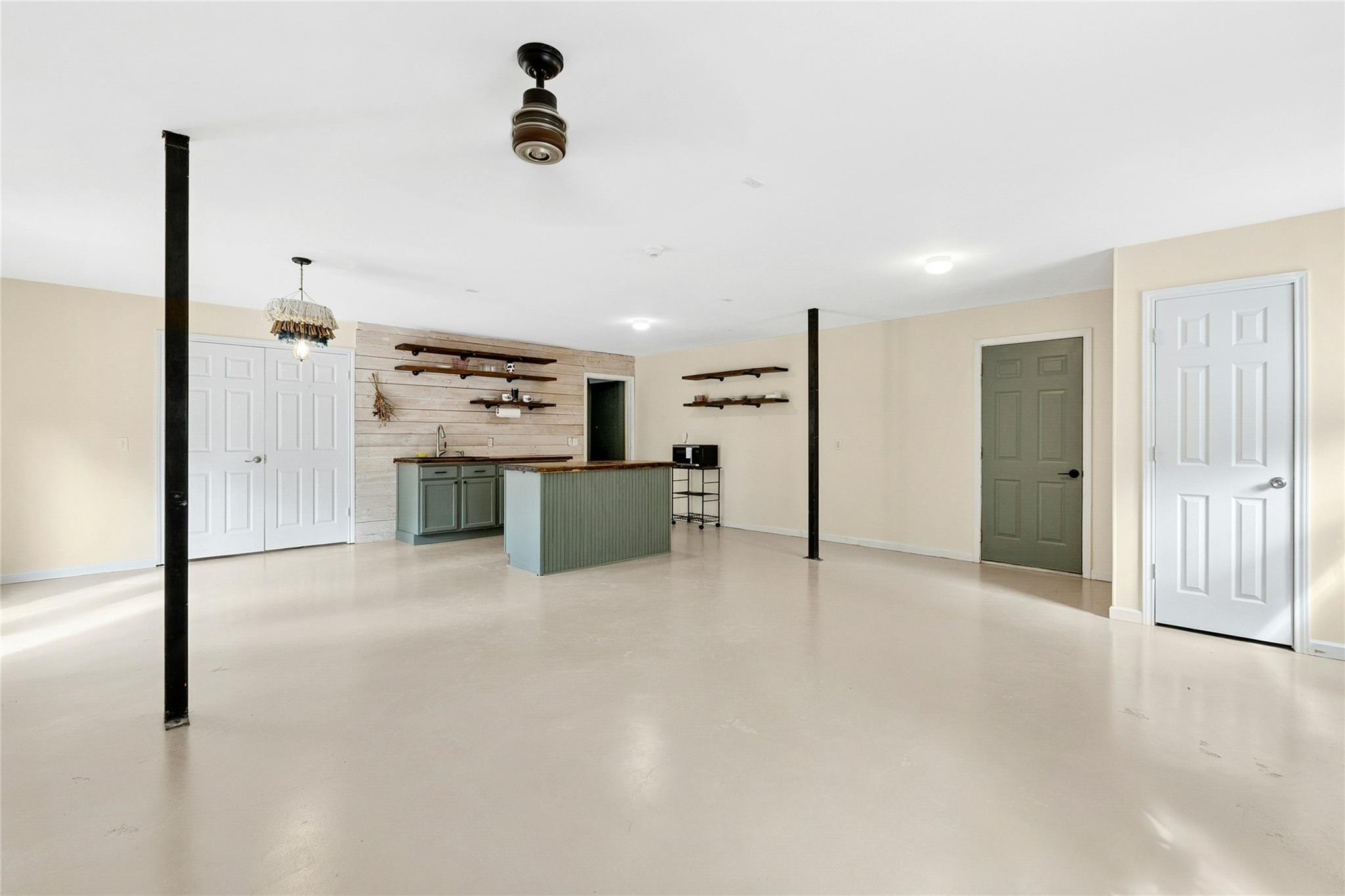 412 Woody Hollow Rd, Luling, TX 78648