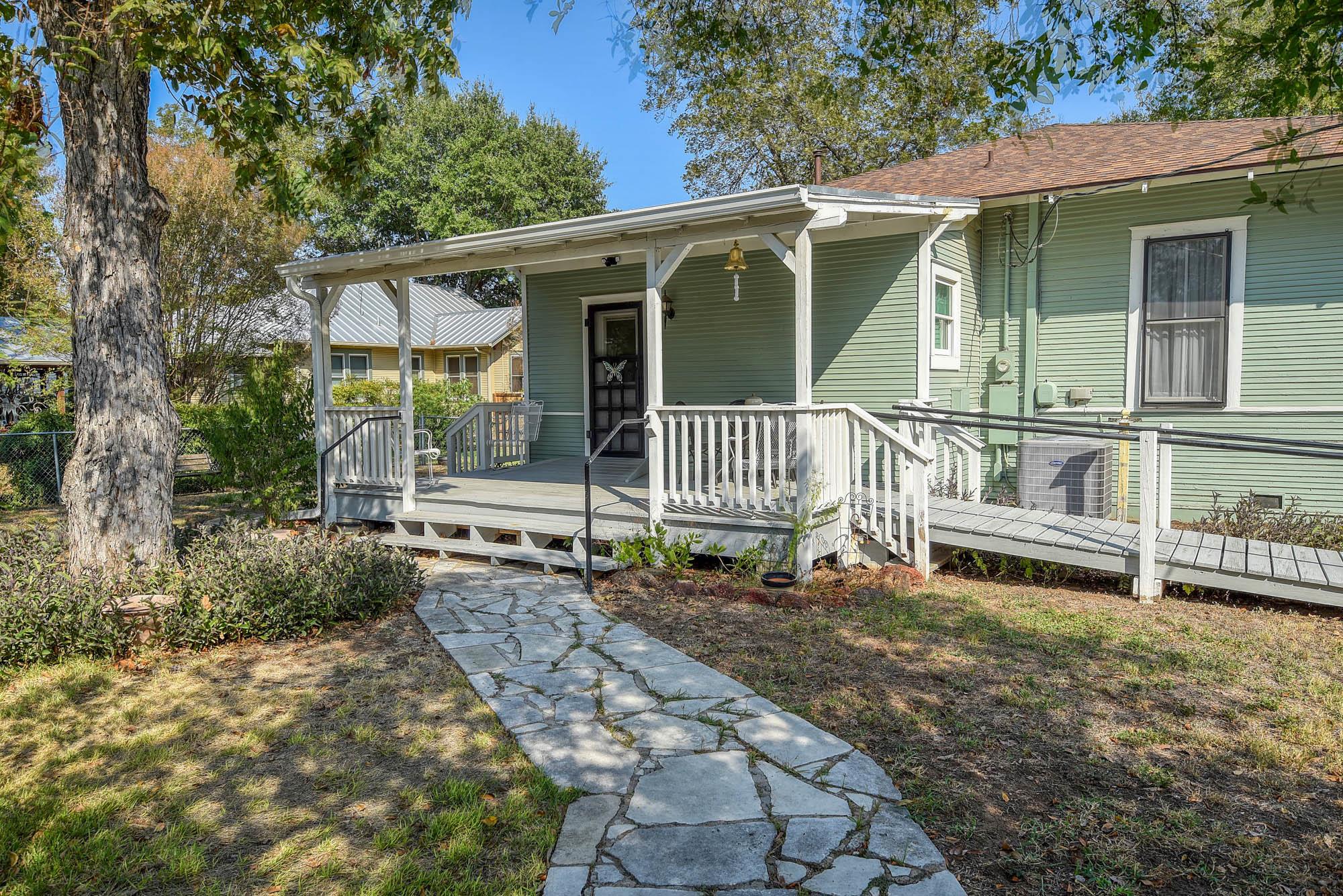 1102 Pecan St, Bastrop, TX 78602