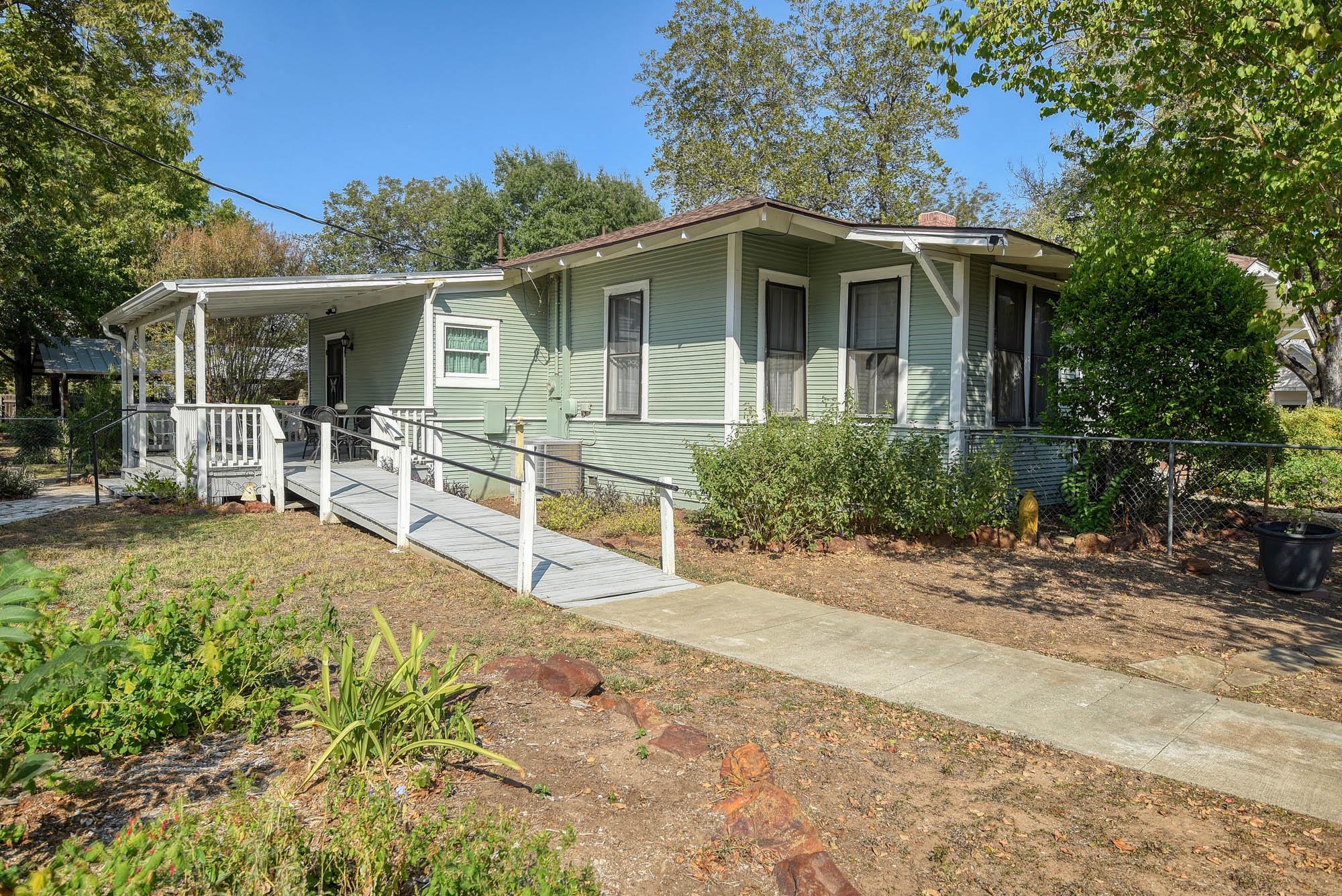 1102 Pecan St, Bastrop, TX 78602