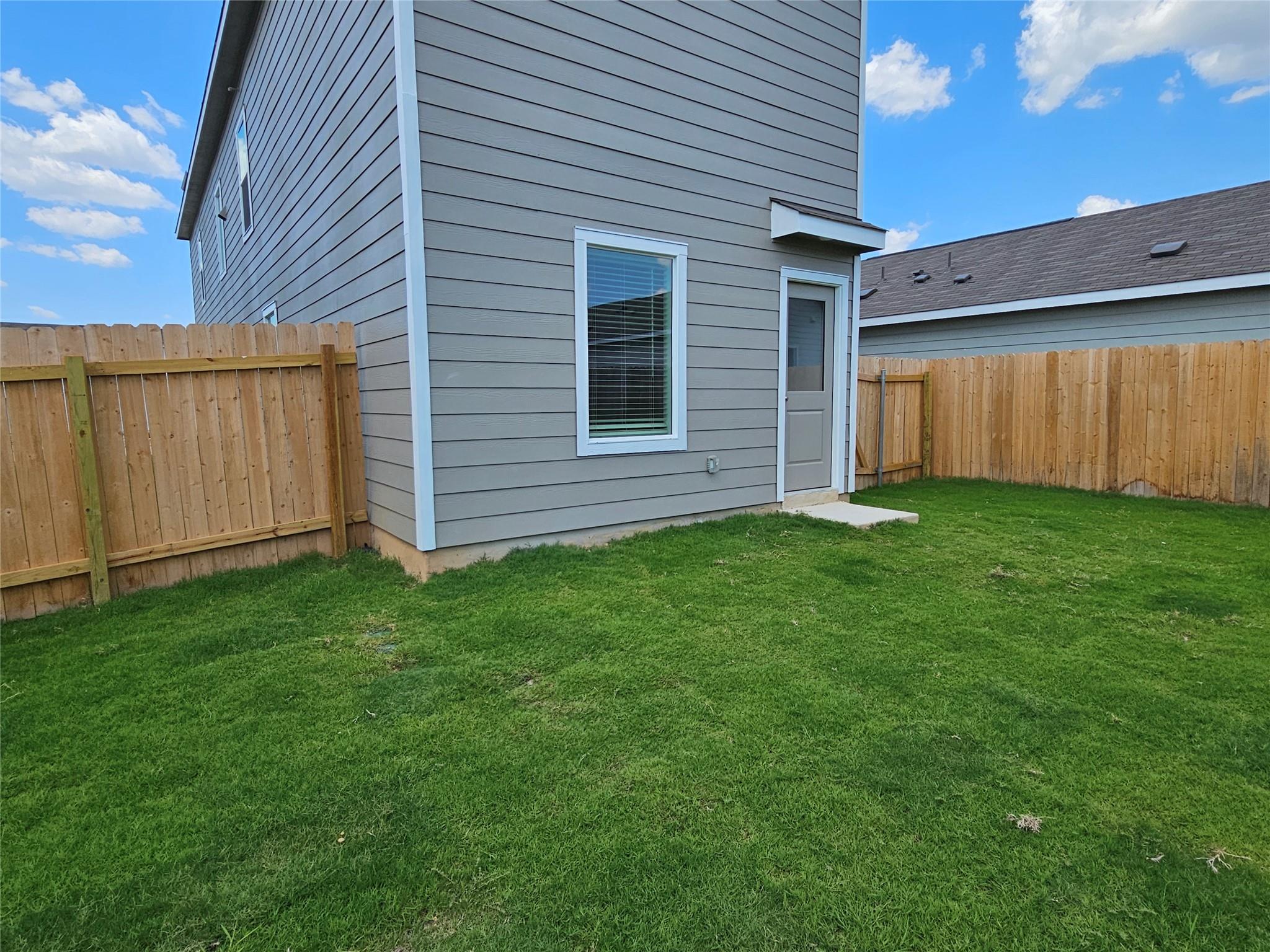 704 Commander Abbott Dr, Jarrell, TX 76537