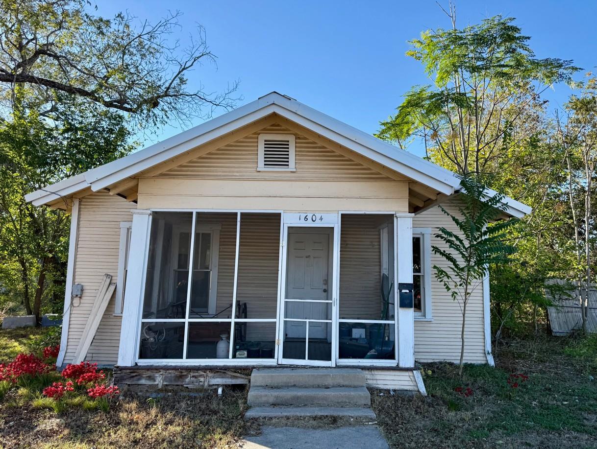 1604 N Travis Ave, Cameron, TX 76520