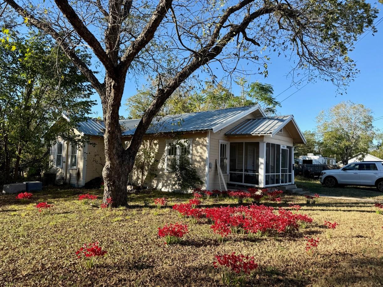 1604 N Travis Ave, Cameron, TX 76520