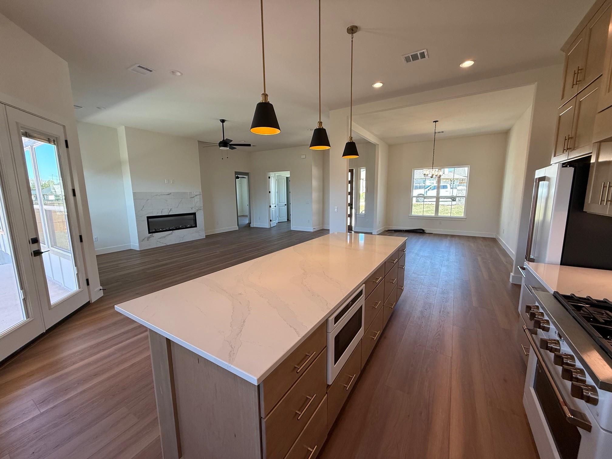 406 Hogans Place Pl, Meadowlakes, TX 78654