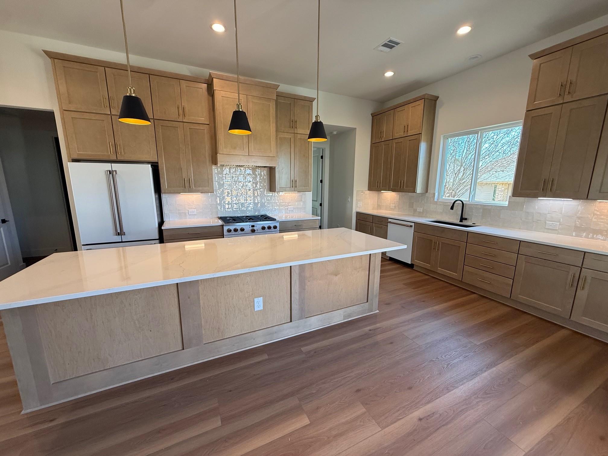 406 Hogans Place Pl, Meadowlakes, TX 78654