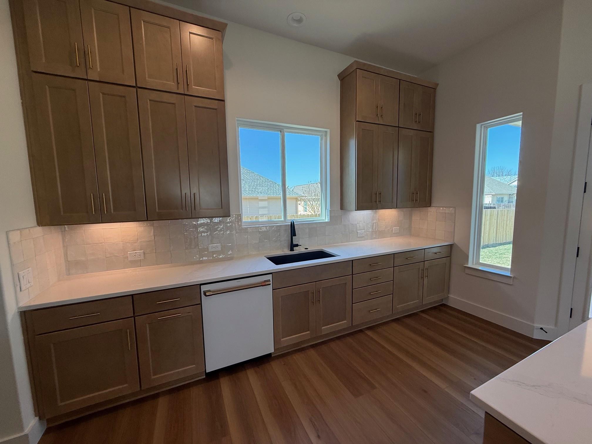 406 Hogans Place Pl, Meadowlakes, TX 78654