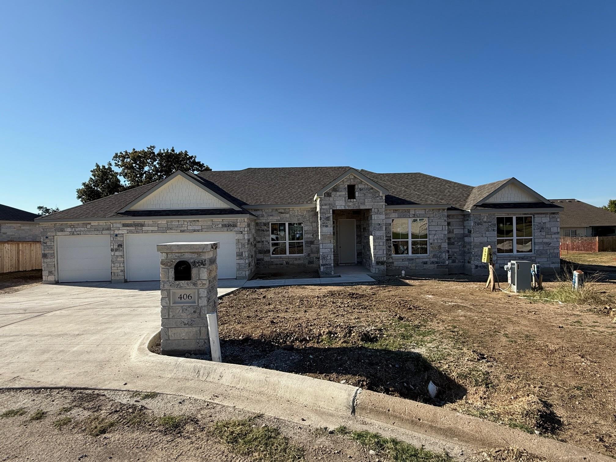 406 Hogans Place Pl, Meadowlakes, TX 78654