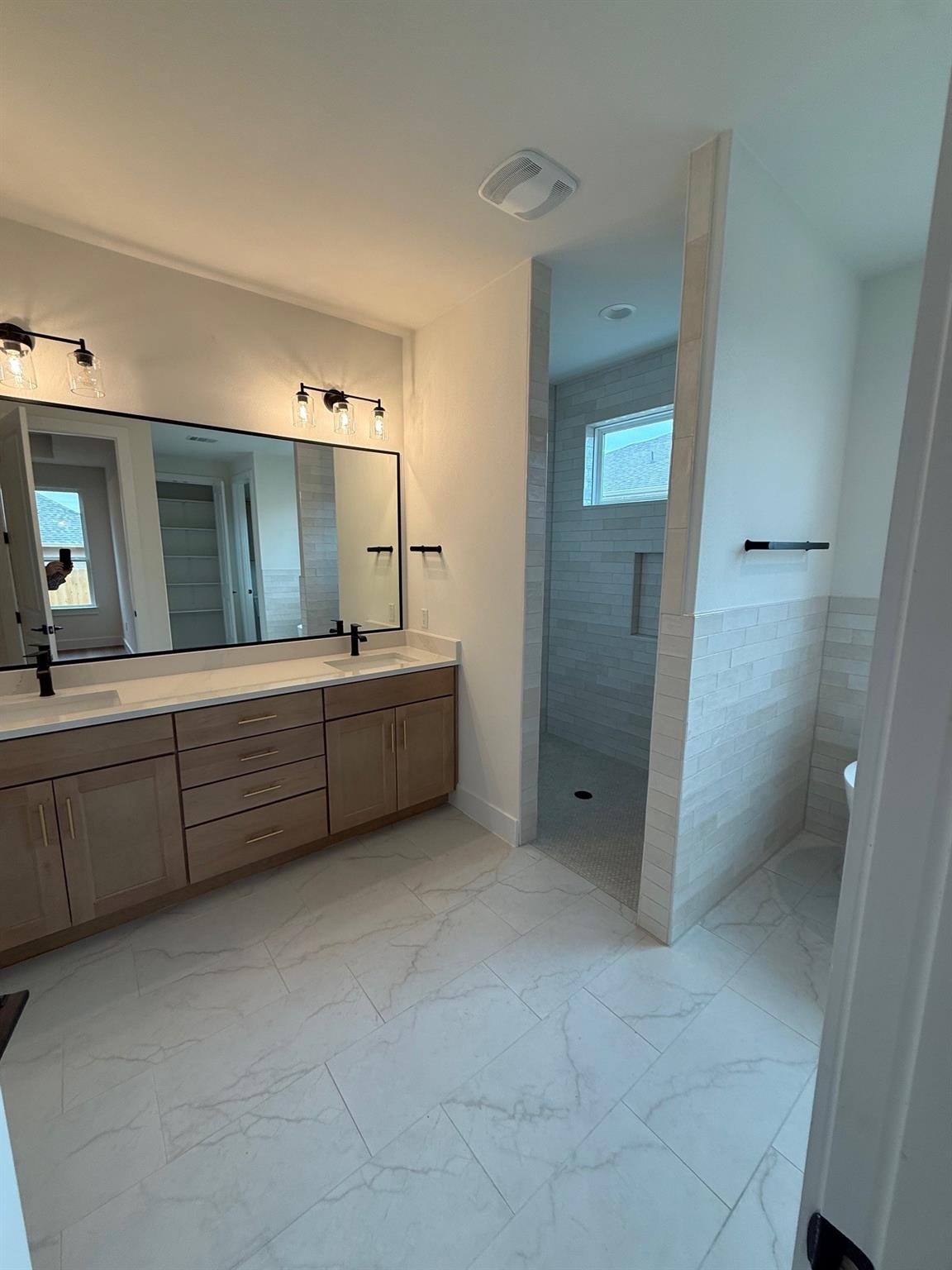 406 Hogans Place Pl, Meadowlakes, TX 78654