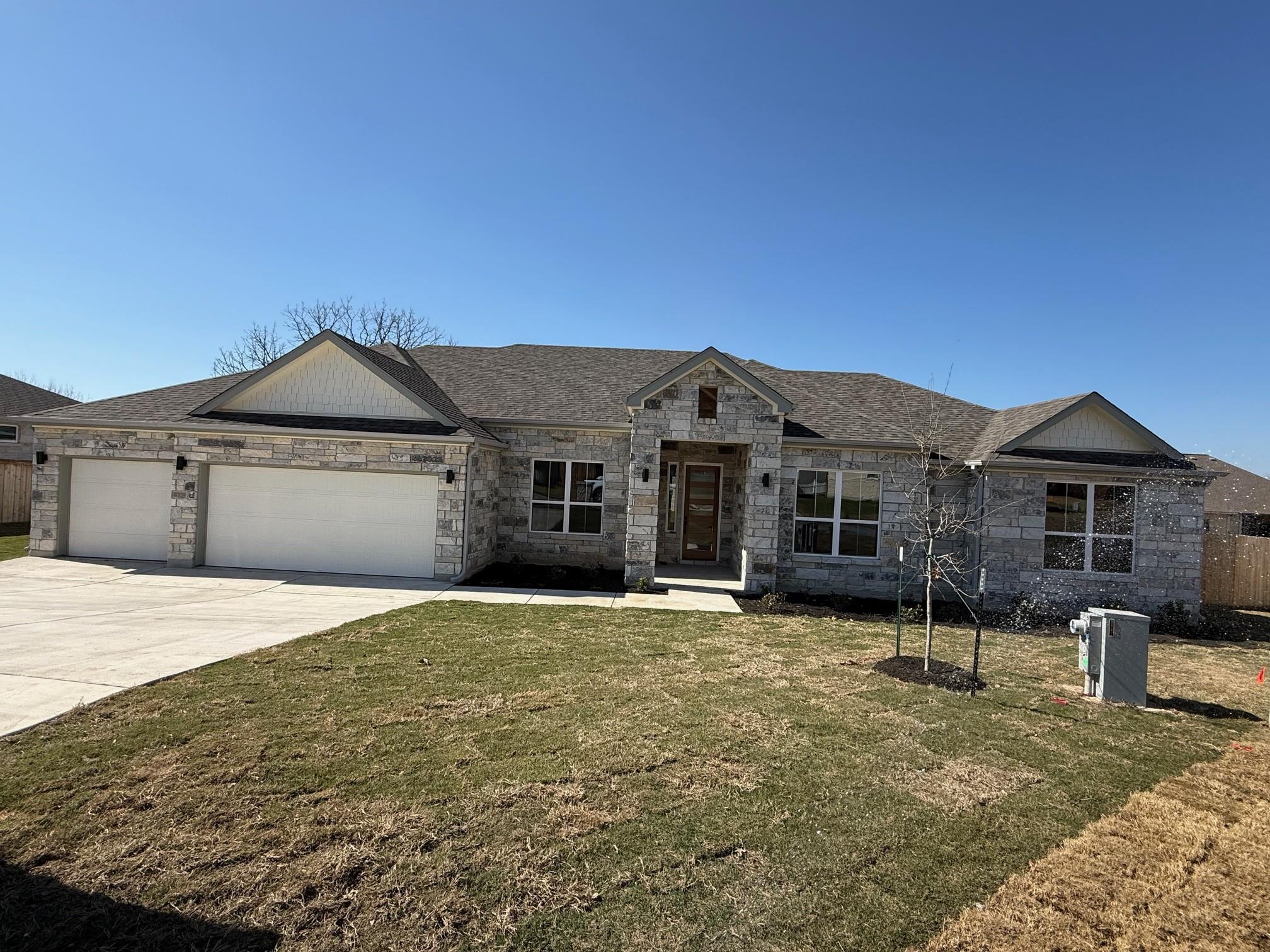 406 Hogans Place Pl, Meadowlakes, TX 78654