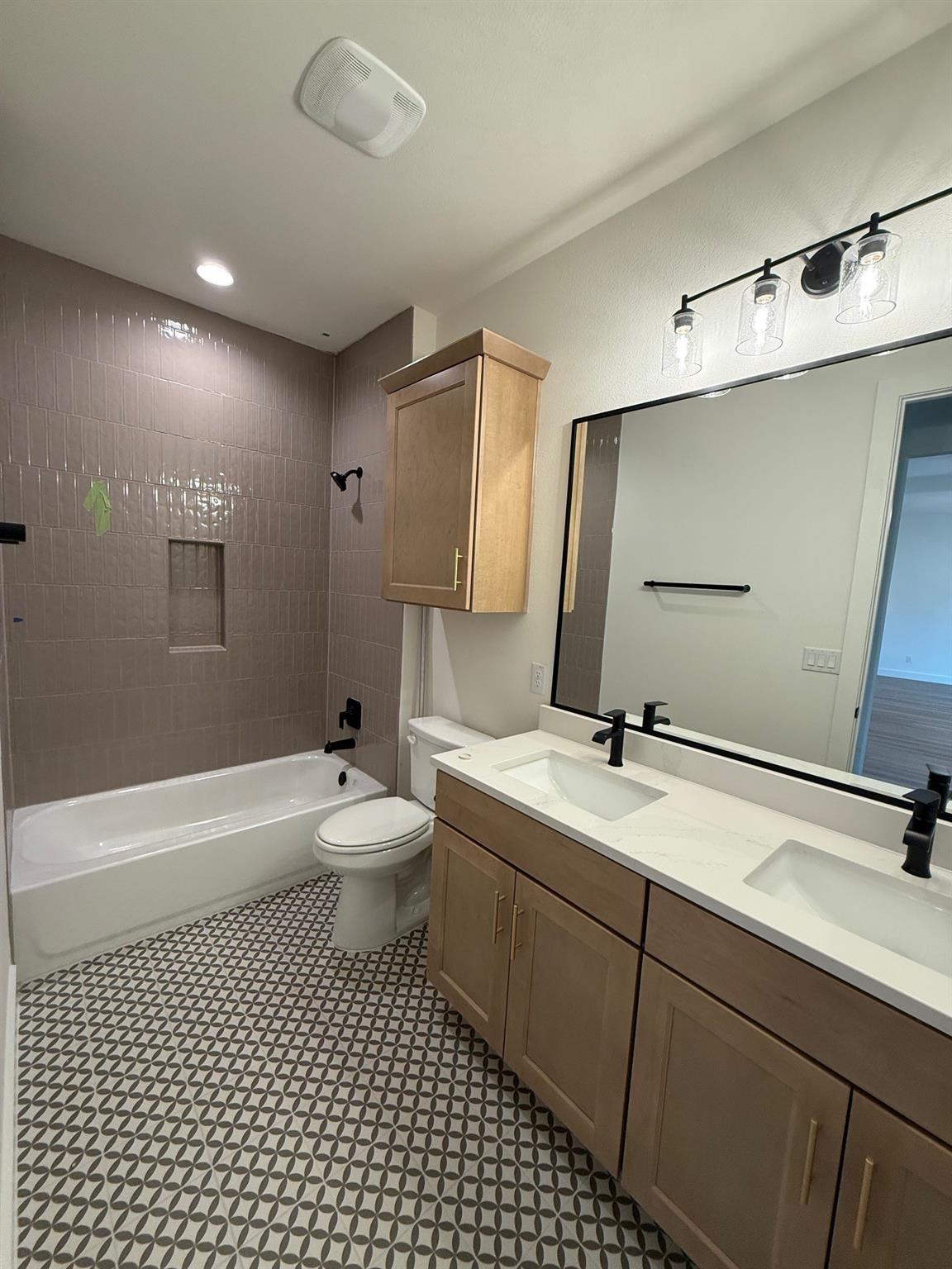 406 Hogans Place Pl, Meadowlakes, TX 78654