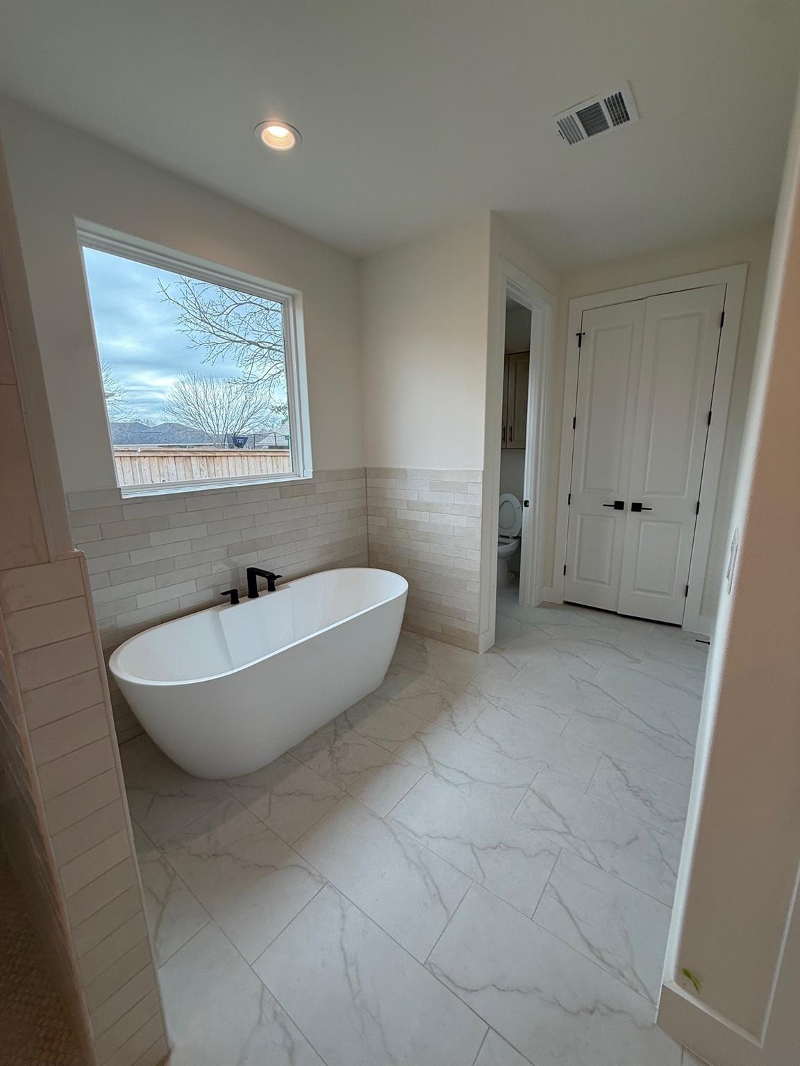 406 Hogans Place Pl, Meadowlakes, TX 78654