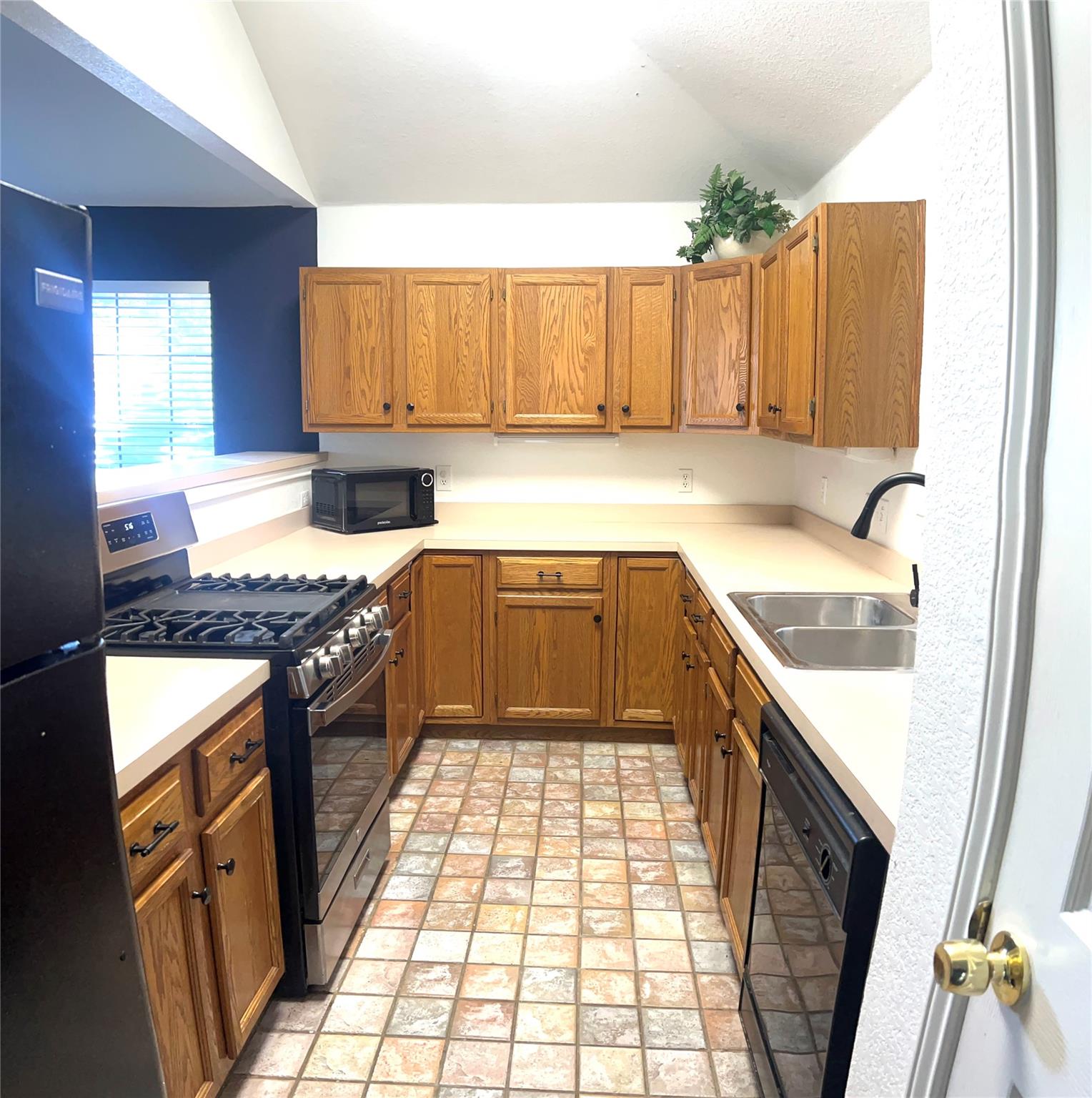 1747 Windy Park Cir, Round Rock, TX 78664