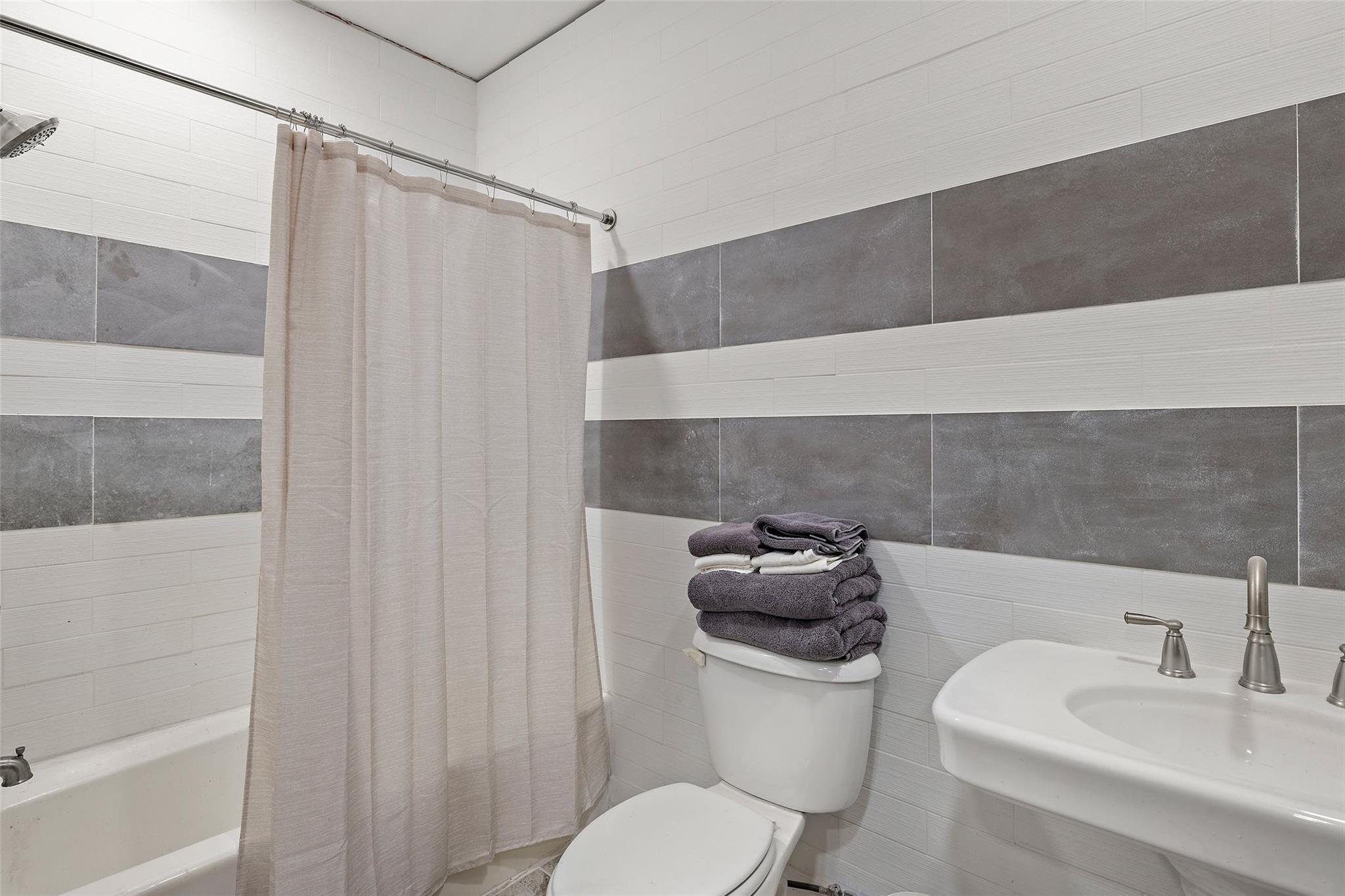 2124 Crabapple Rd, Blanco, TX 78606