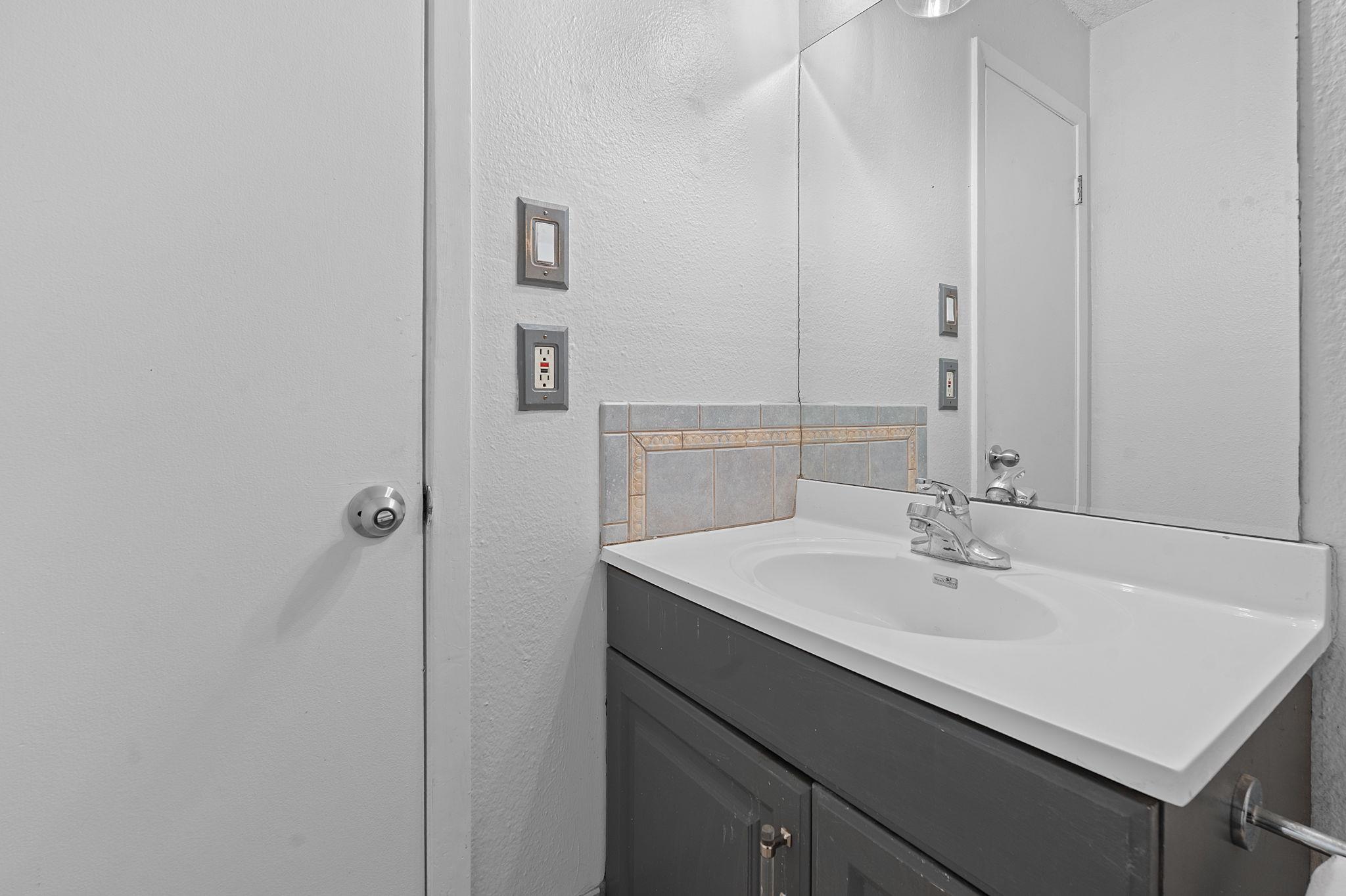 220 Harmon Hills Rd, Dripping Springs, TX 78620