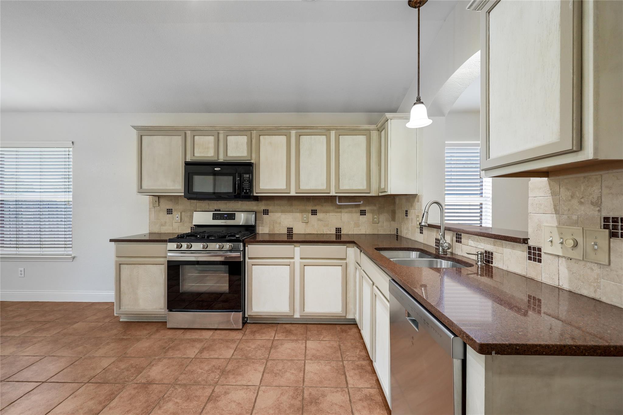 1005 Remington Dr, Leander, TX 78641