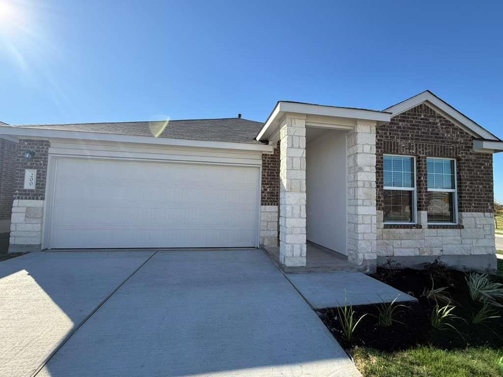 200 Herald Dr, Hutto, TX 78634