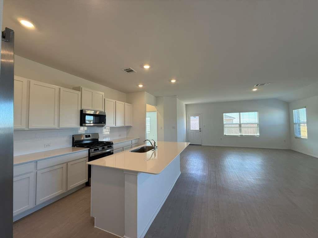 200 Herald Dr, Hutto, TX 78634