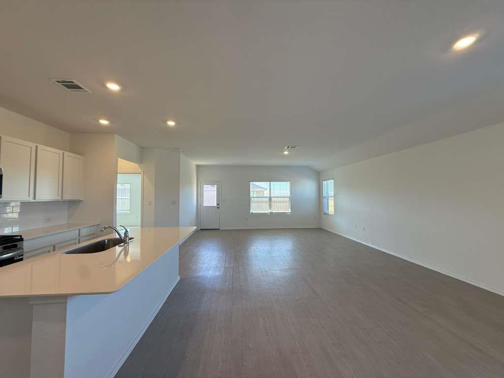 200 Herald Dr, Hutto, TX 78634