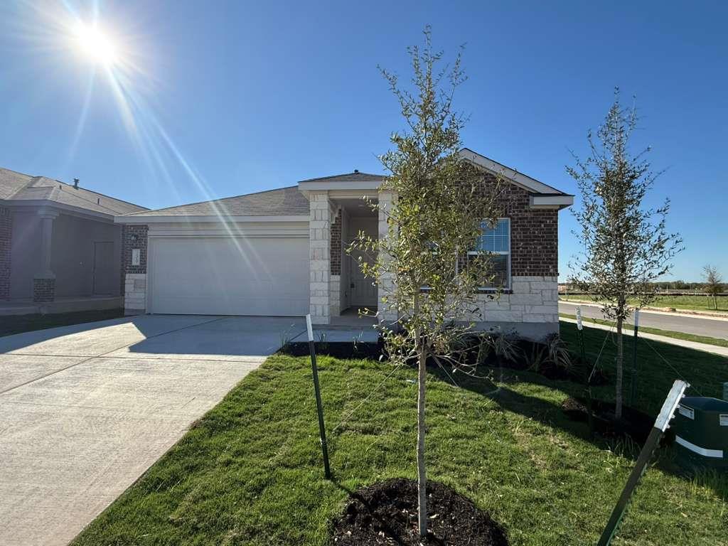 200 Herald Dr, Hutto, TX 78634