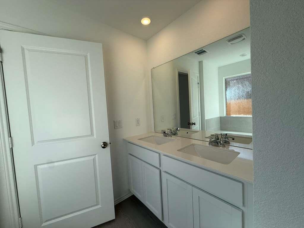 200 Herald Dr, Hutto, TX 78634