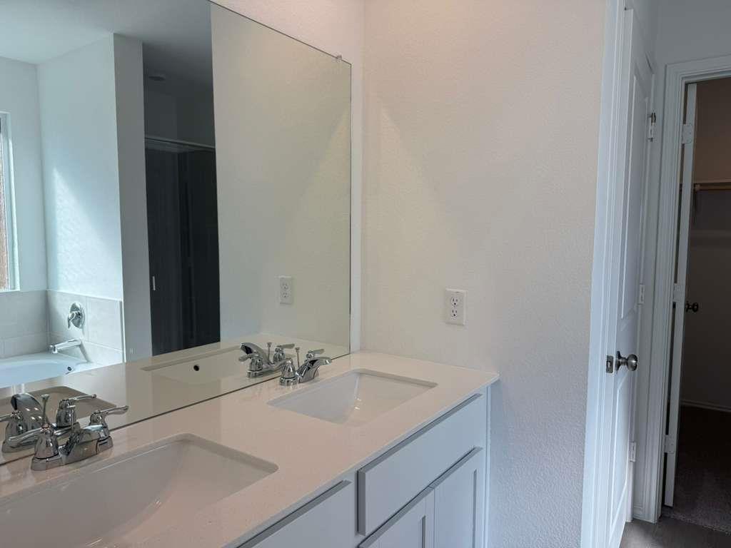 200 Herald Dr, Hutto, TX 78634