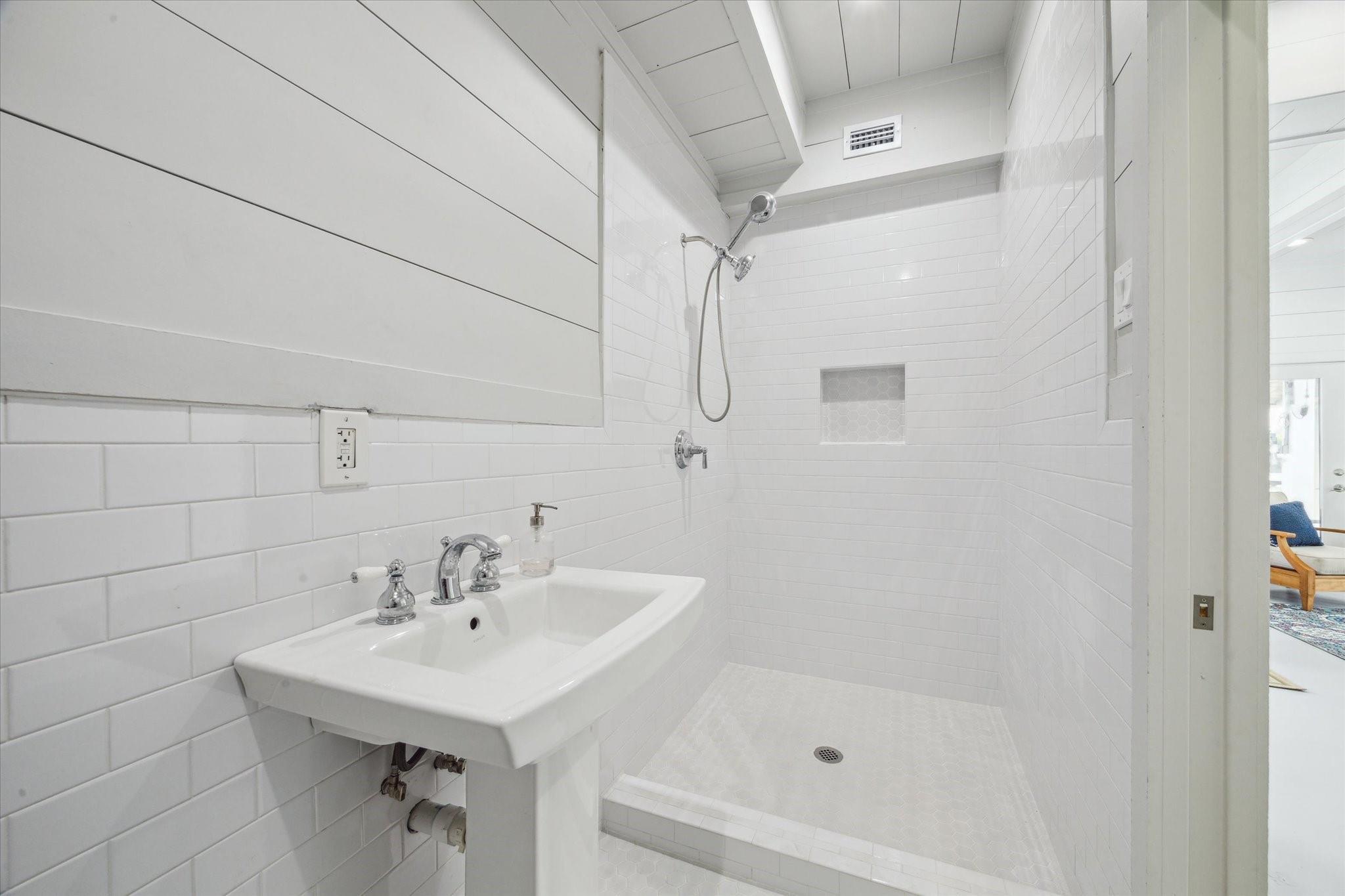 1226 Oahu Dr, Galveston, TX 77554